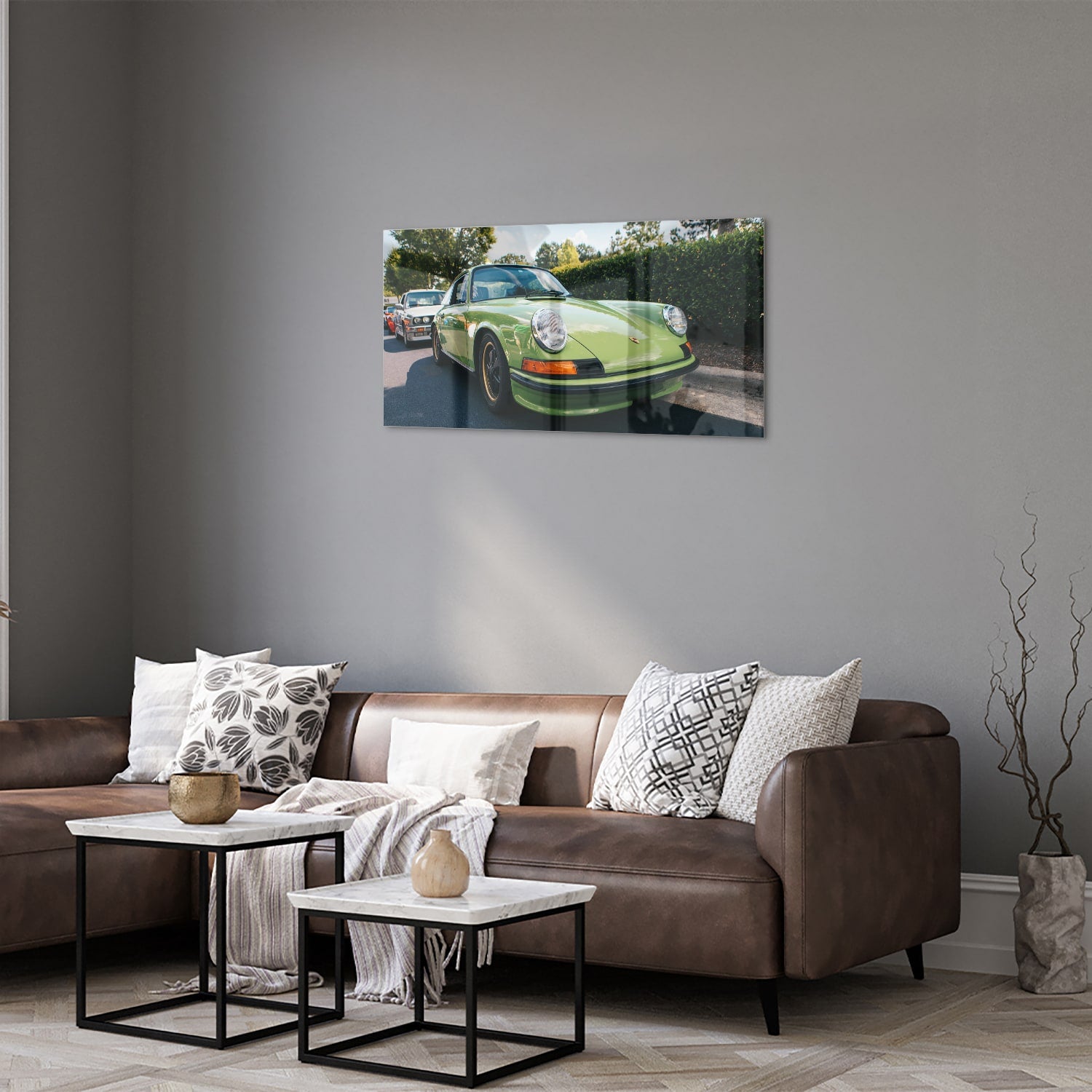 Glas schilderij van een groene Porsche aan de muur in een stijlvol interieur