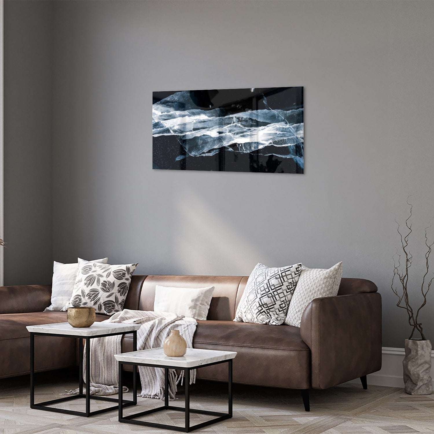 Abstract glazen schilderij in donkere kleuren met blauwe accenten, hangt aan de muur.