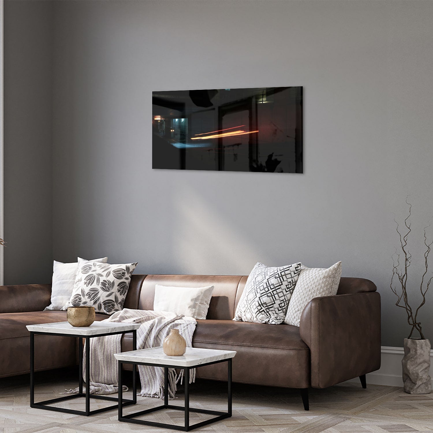 Stijlvol glazen schilderij met abstracte verlichting aan de muur boven een houten kast.