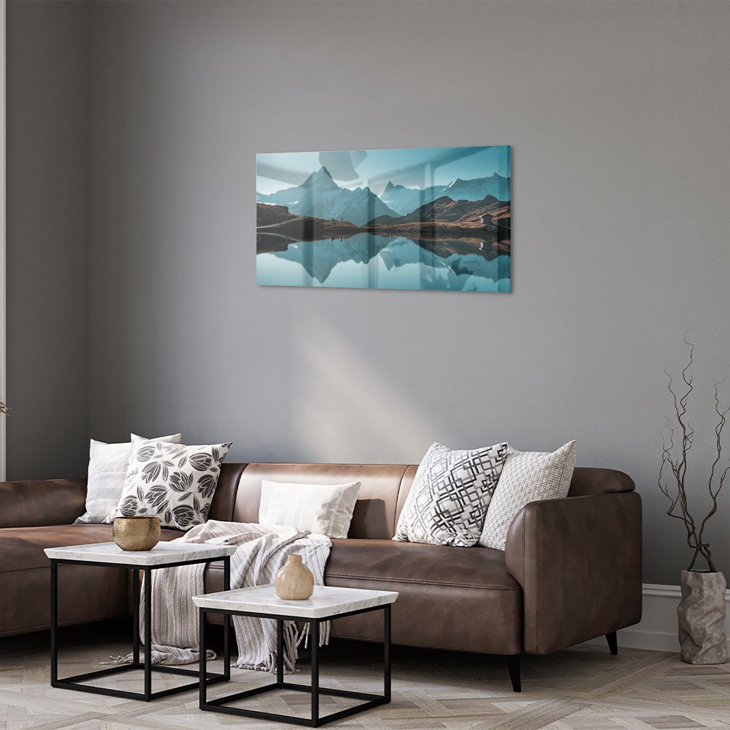 Glazen schilderij met bergen en reflecties in water.