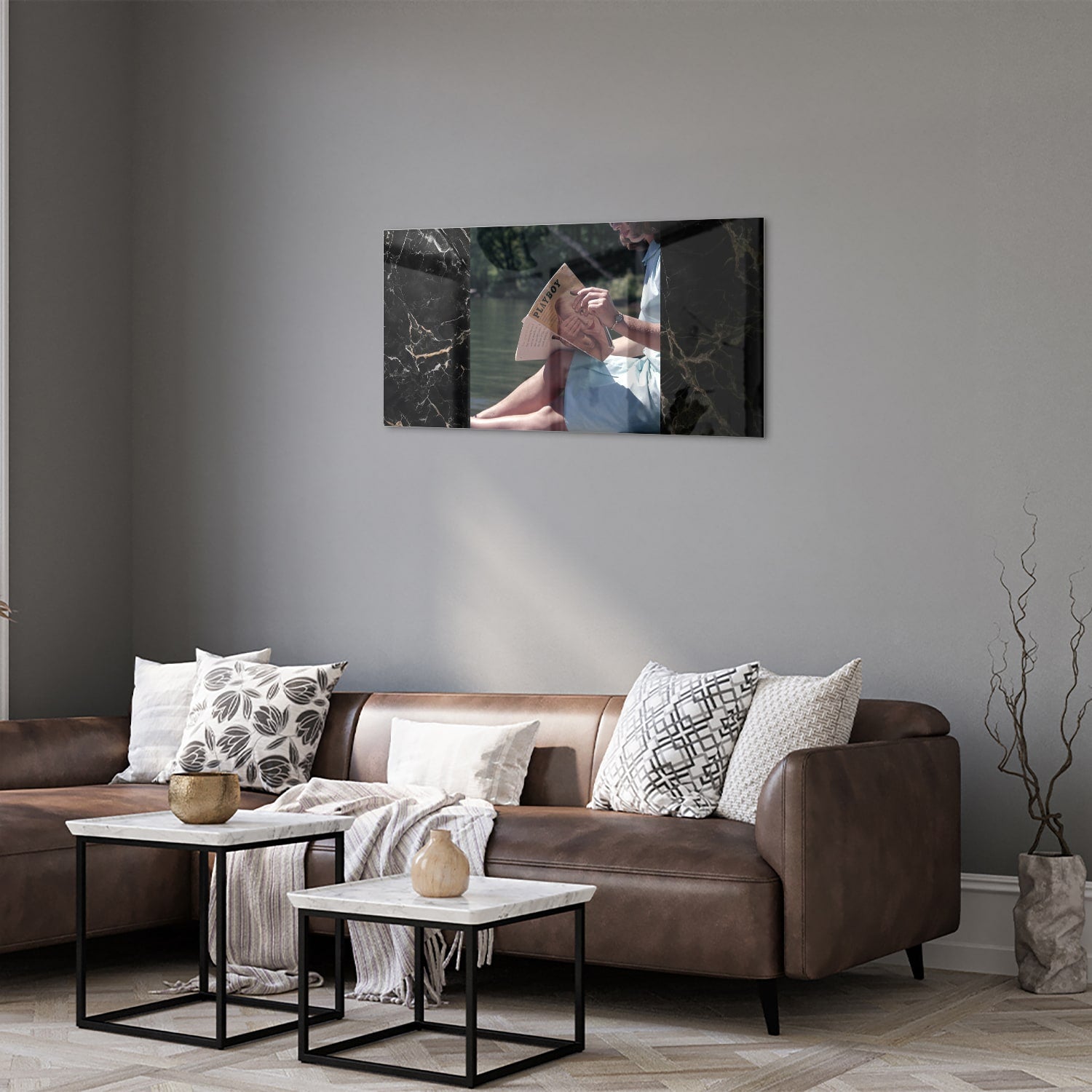 Glazen schilderij van een vrouw die aan het water leest in een serene omgeving.
