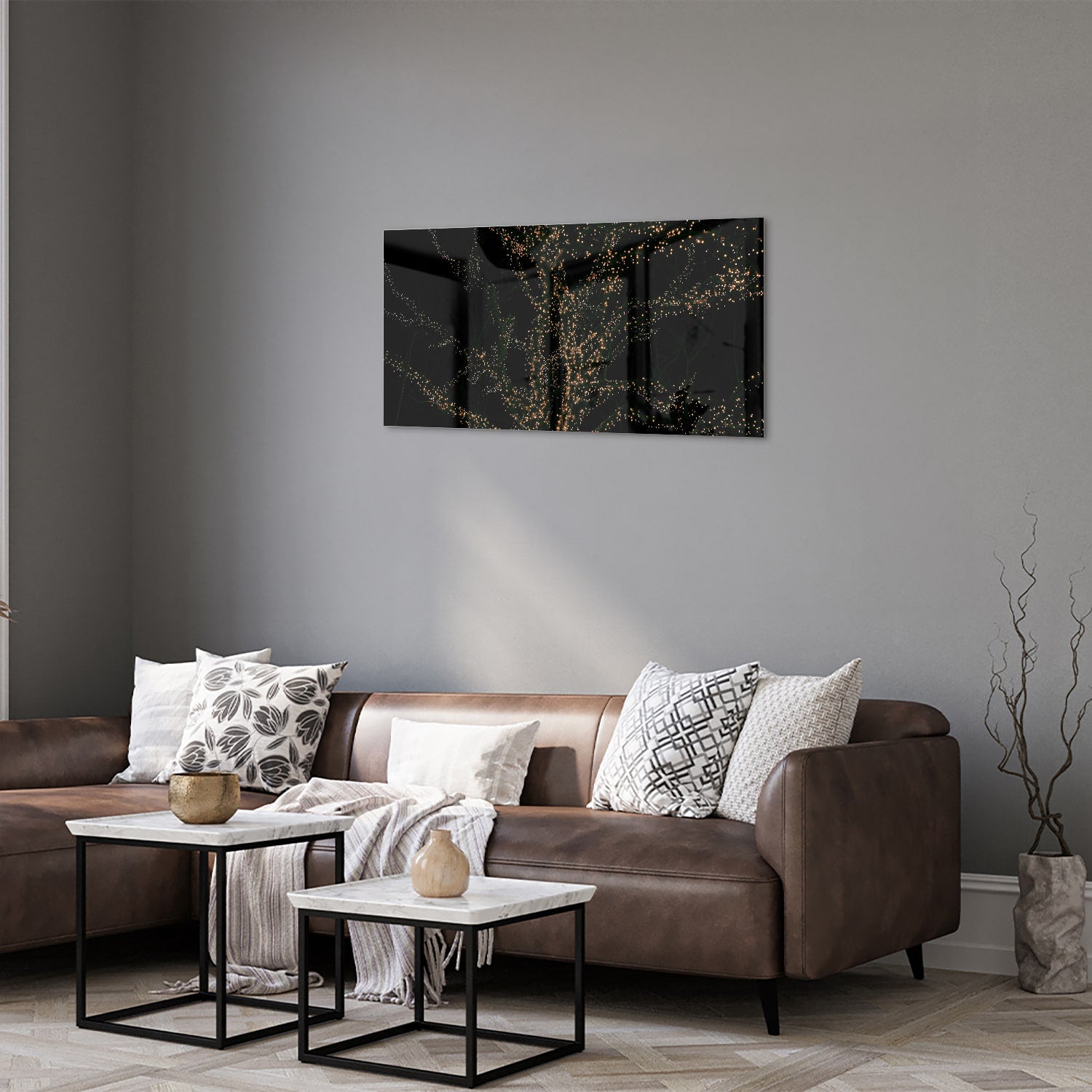 Abstract glazen schilderij met gouden takken op een zwarte achtergrond