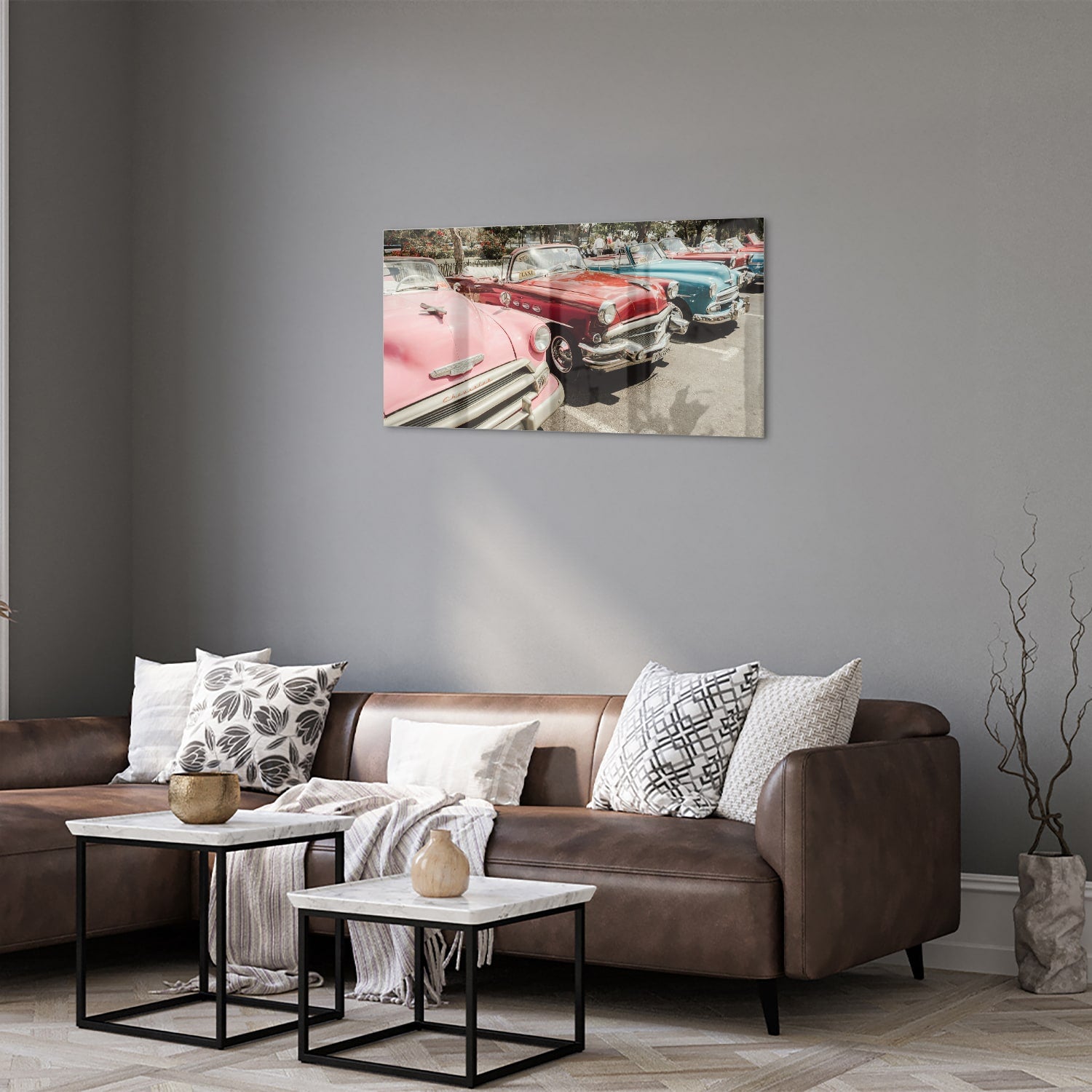 Glazen schilderij met retro auto's in roze, rood en blauw, perfect voor moderne interieurs.