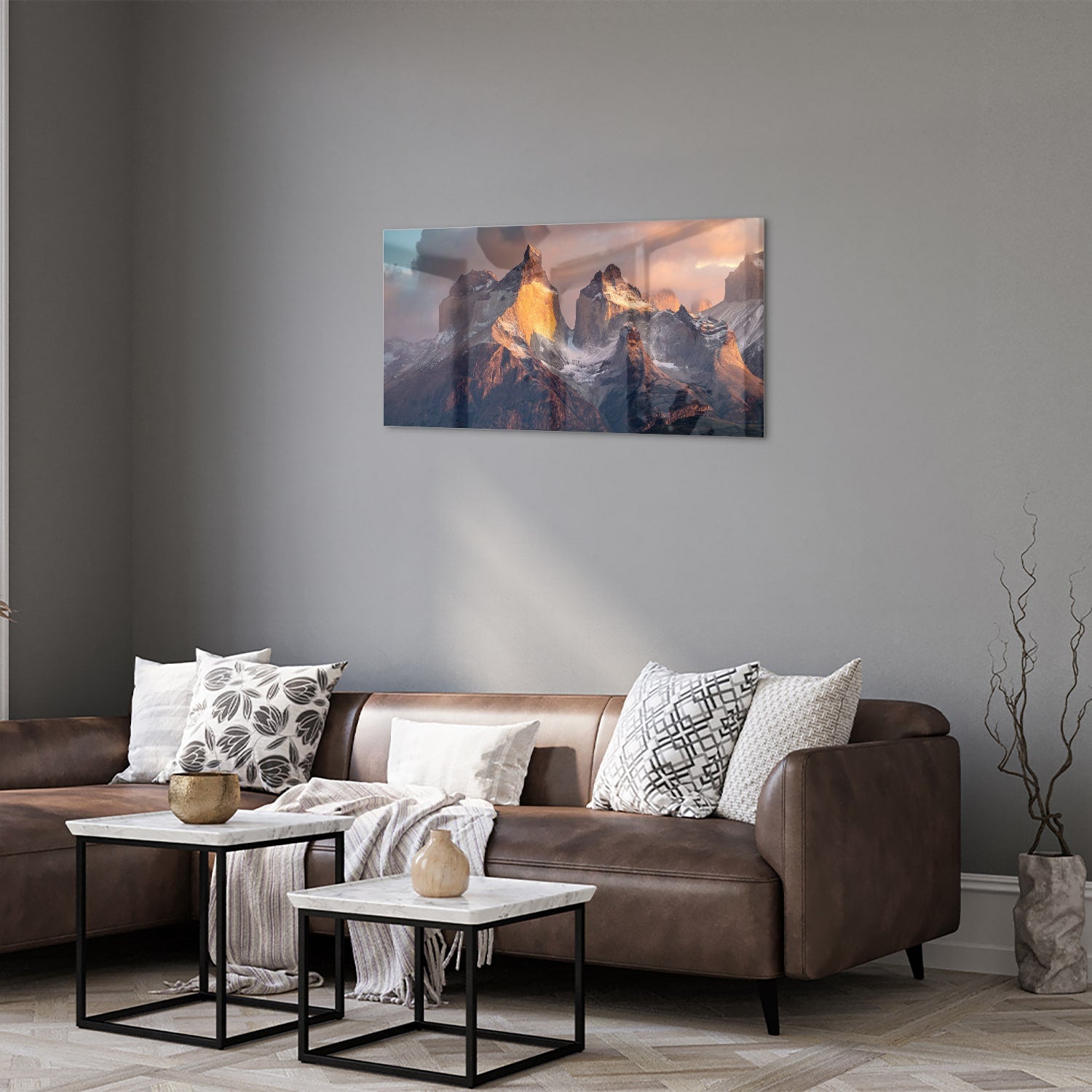 Glazen schilderij met berglandschap aan de muur in een moderne woonkamer