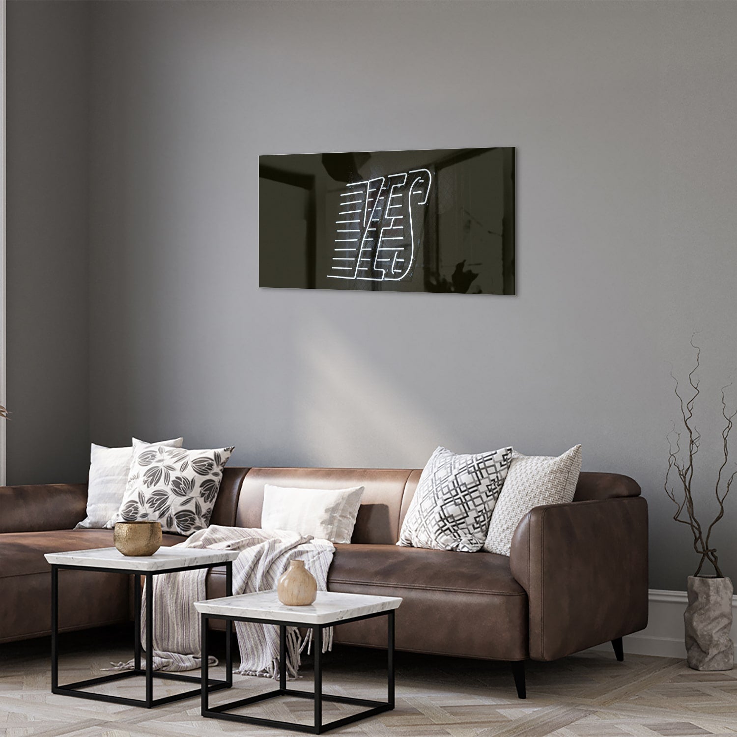 Glazen schilderij met 'YES' text in zwart en wit, hangend aan de muur.