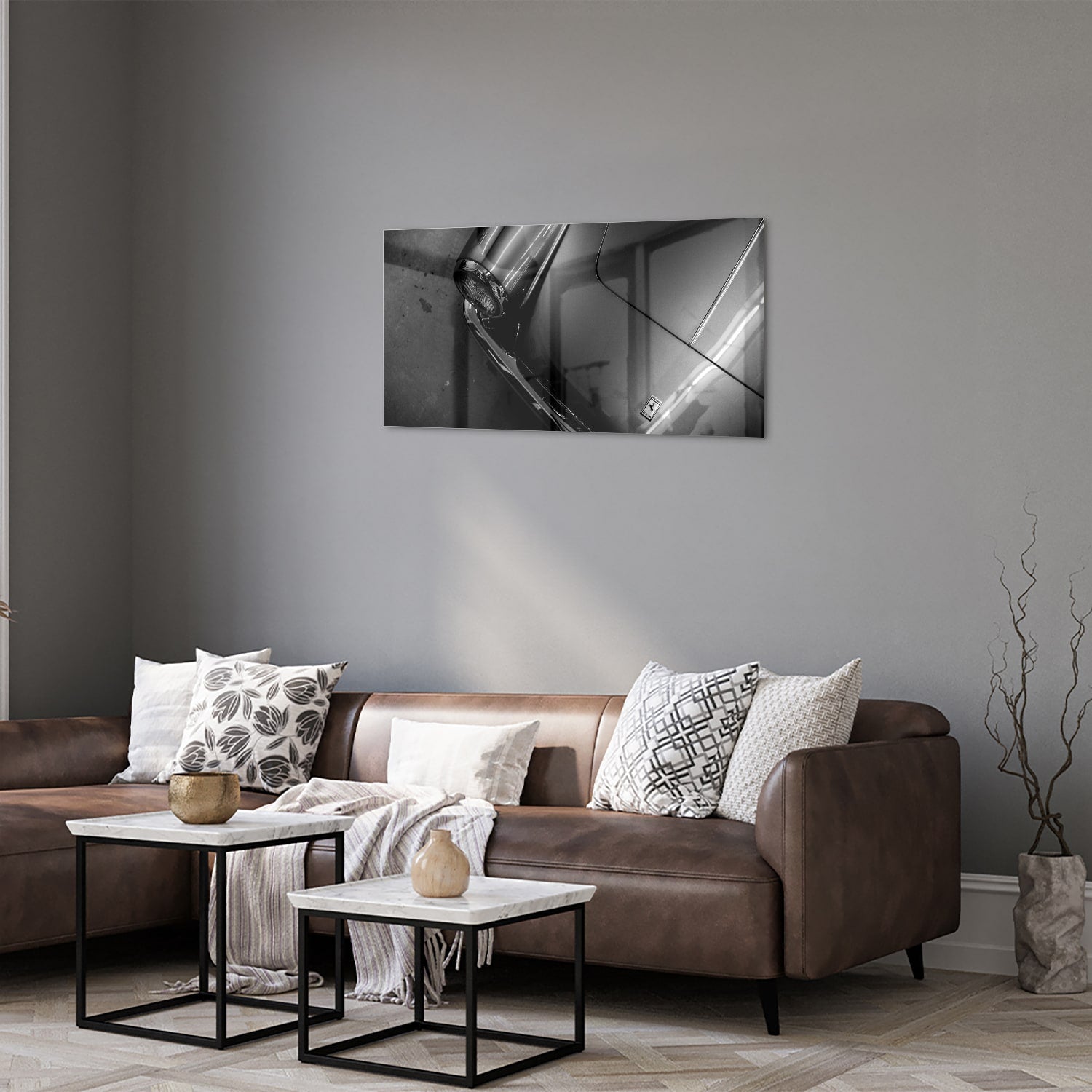 Glazen schilderij met abstracte vormen aan de muur in een stijlvolle kamer.