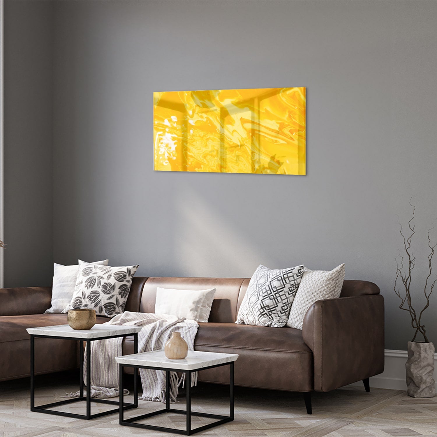 Abstract geel glazen schilderij aan de muur in een moderne woonkamer.