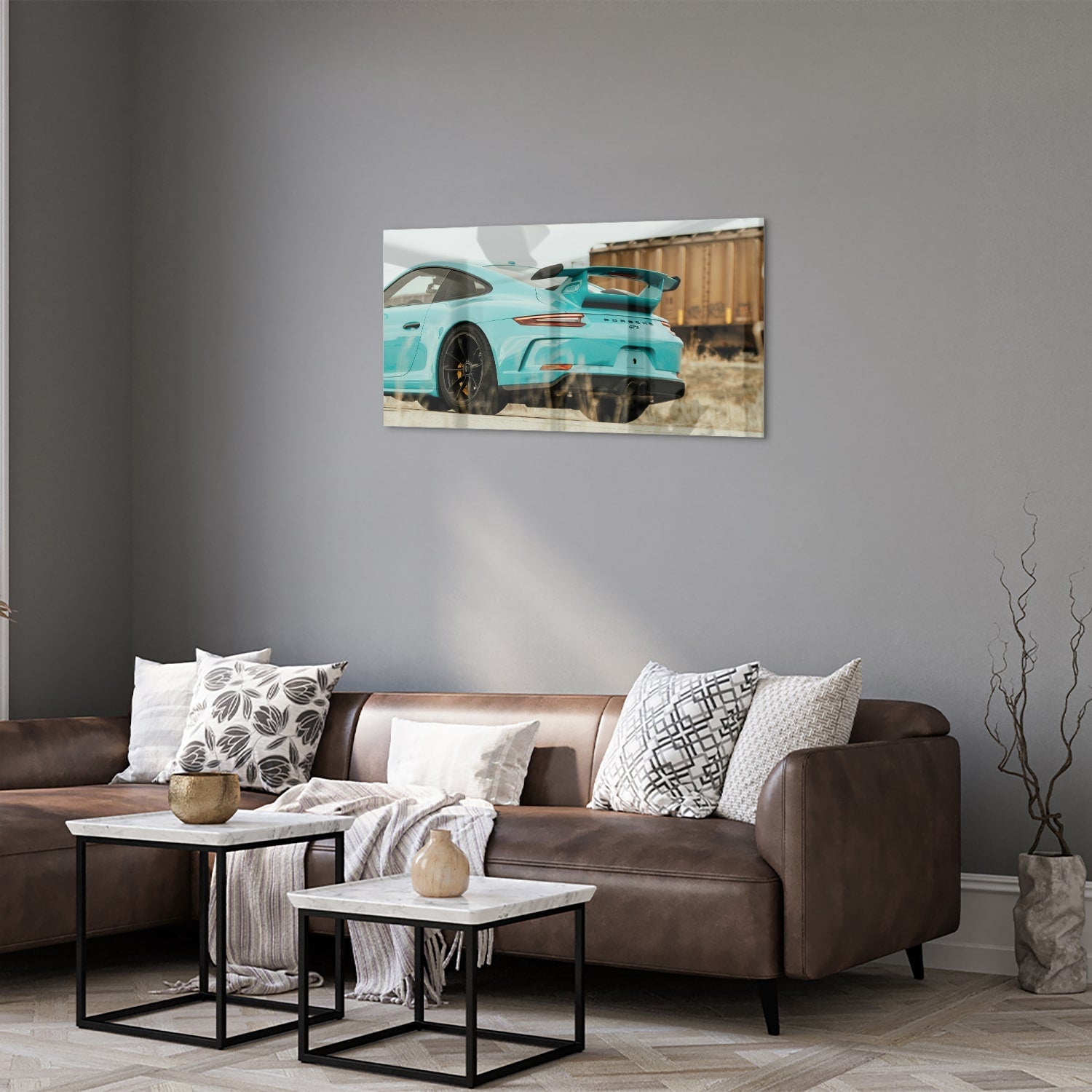 Glazen schilderij van een turquoise sportauto aan de muur in een moderne woonkamer