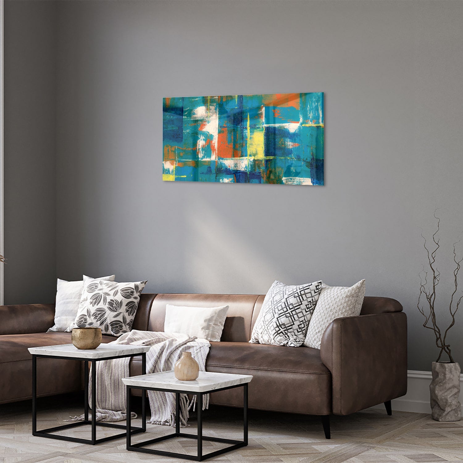 Kleurrijk abstract glazen schilderij in turquoise en oranje, genstalleerd in een moderne woonkamer.