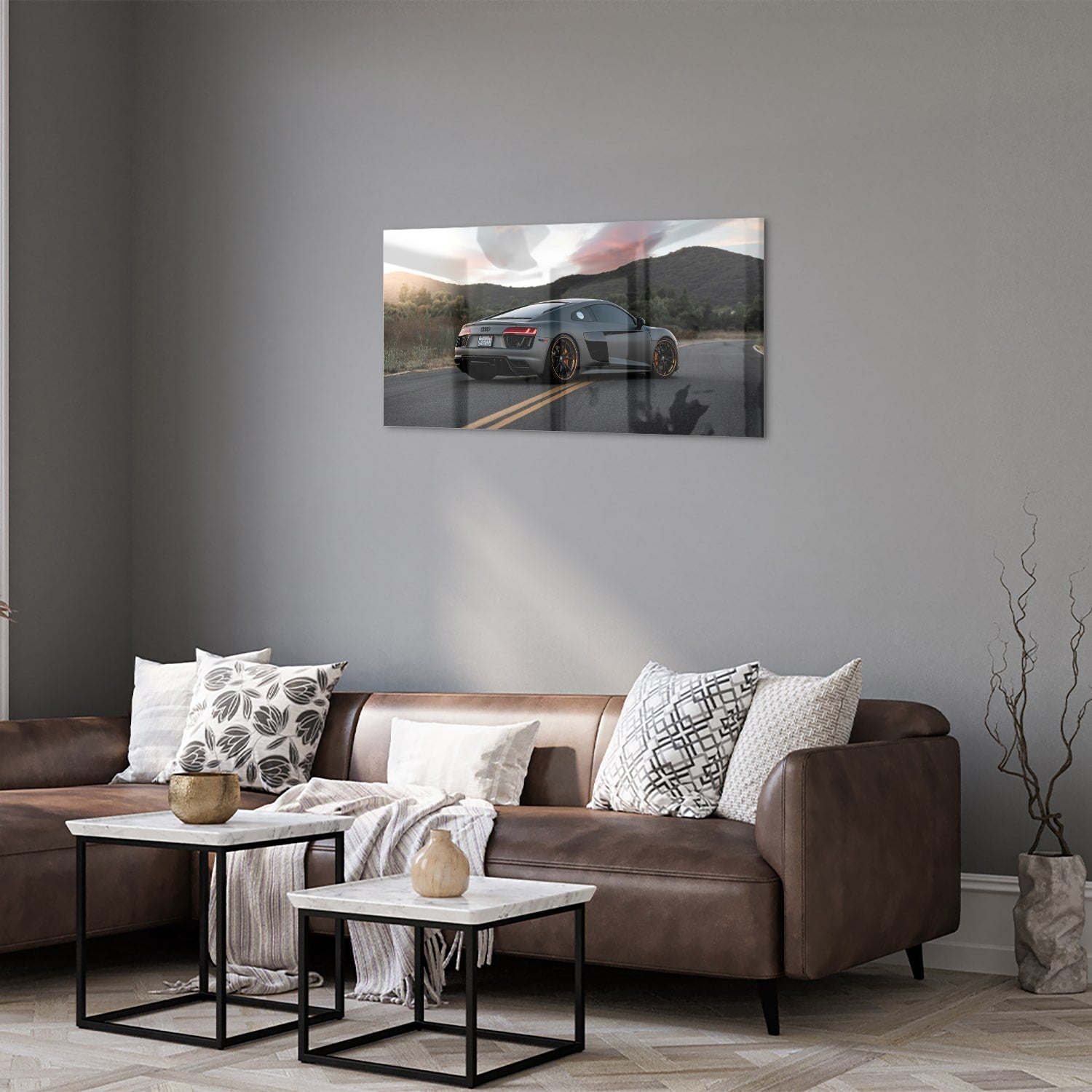 Glazen schilderij van een sportwagen afgebeeld in de natuur met bergen op de achtergrond.