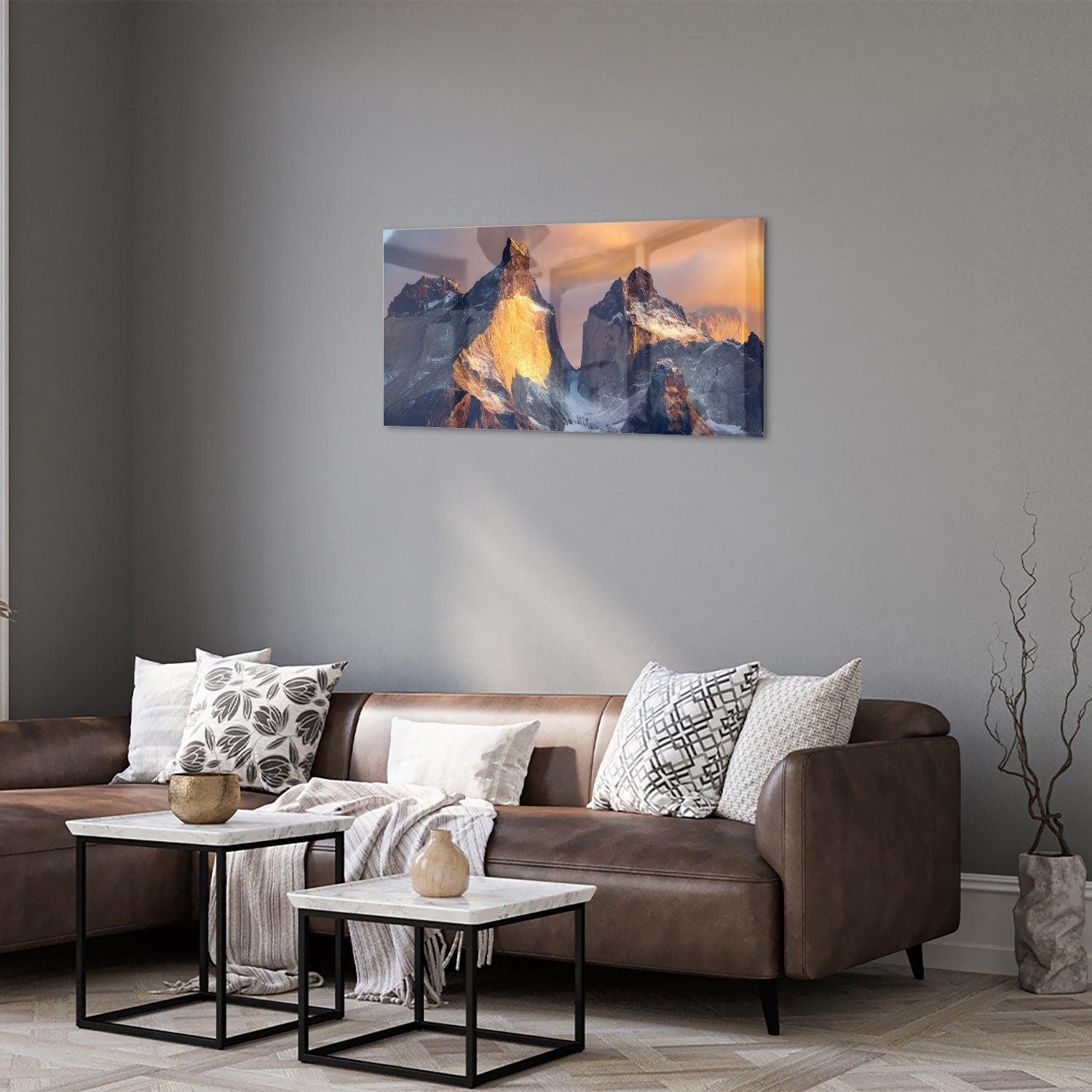 Een glazen schilderij van majestueuze bergen met gouden ochtendlicht