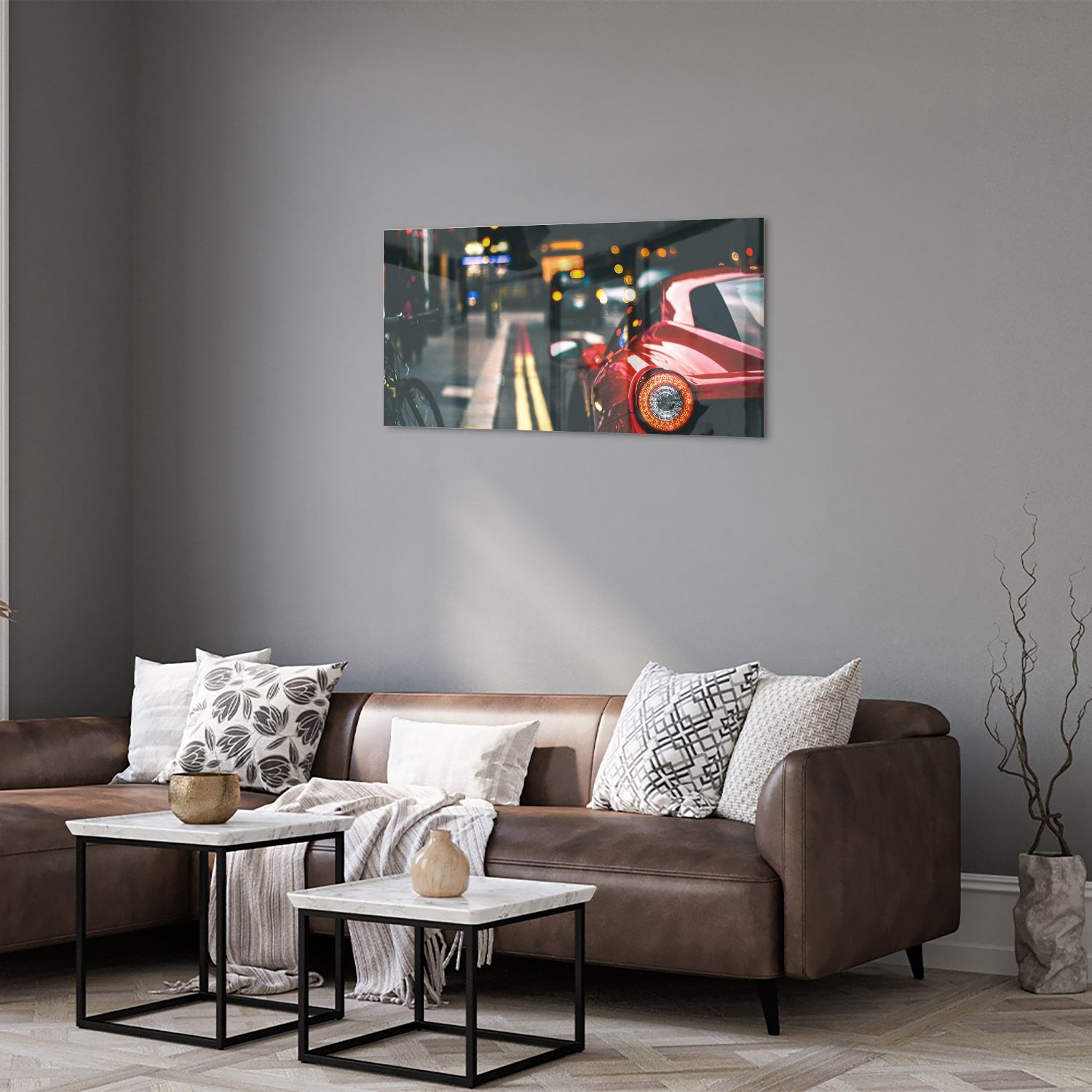 Glazen schilderij van een rode auto in een stedelijke omgeving
