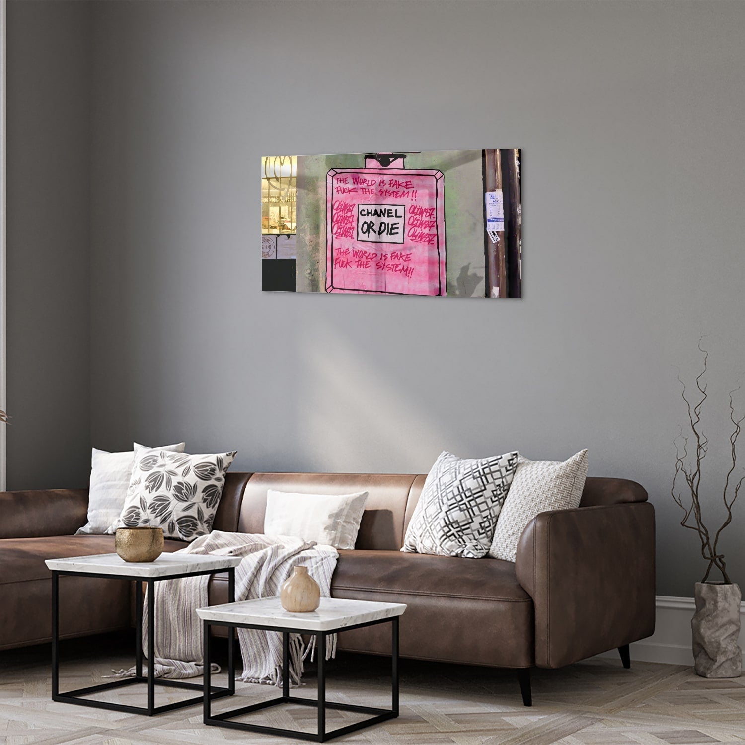 Glazen schilderij met de tekst 'Chanel or Die' in felle kleuren aan de muur.