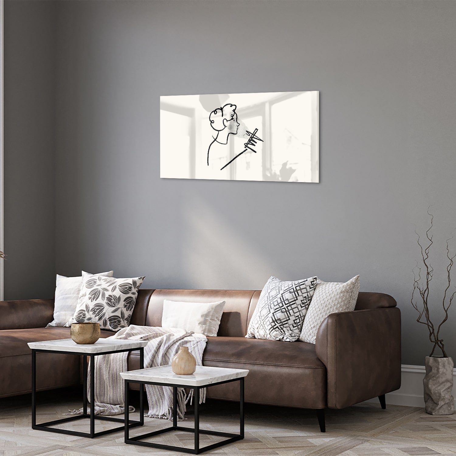 Minimalistisch glazen schilderij met abstracte lijntekening van een figuur.