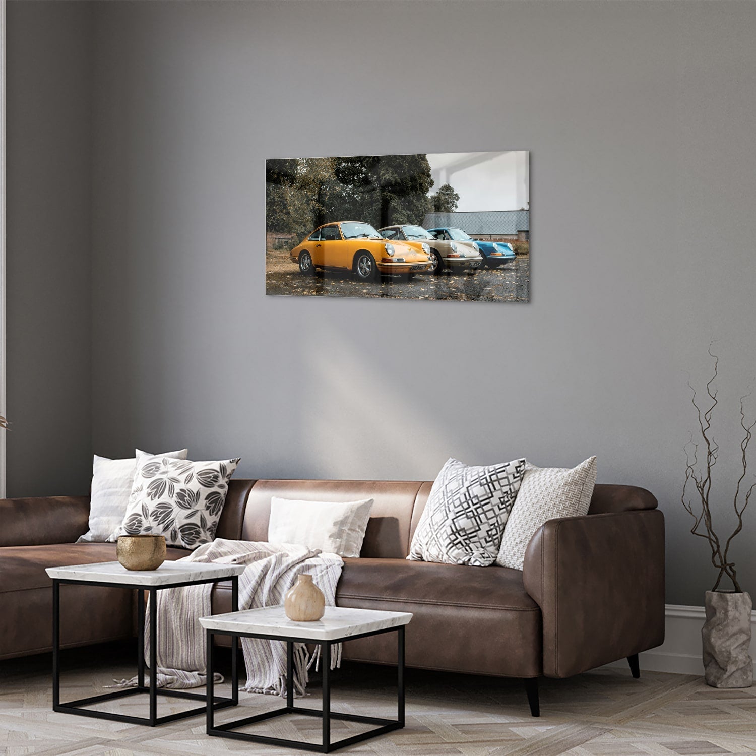 Glazen schilderij van een gele auto in een moderne woonkamer