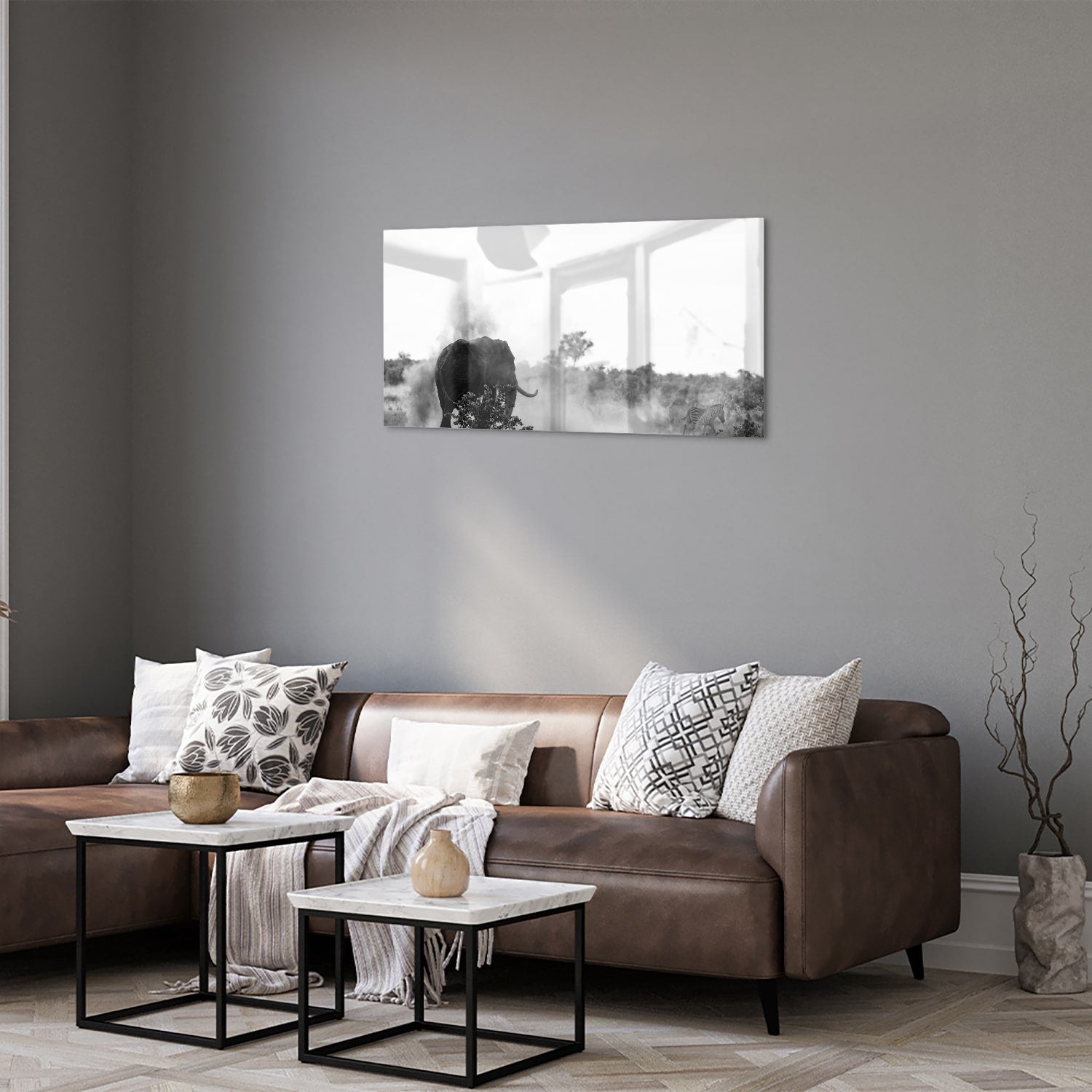 Zwart-wit glazen schilderij van een olifant aan de muur in een modern interieur.