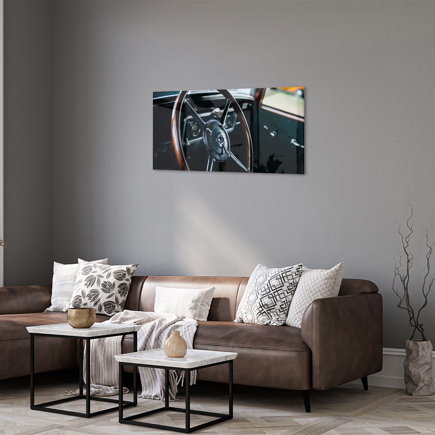 Glazen schilderij van een vintage autostuur aan de muur