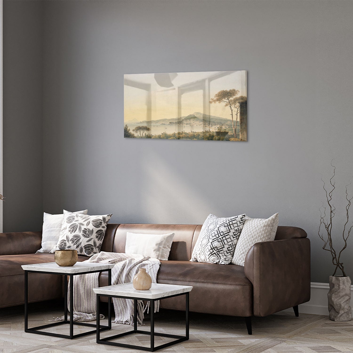 Glazenschilderij van een rustiek landschap met bergen en zonsopgang.