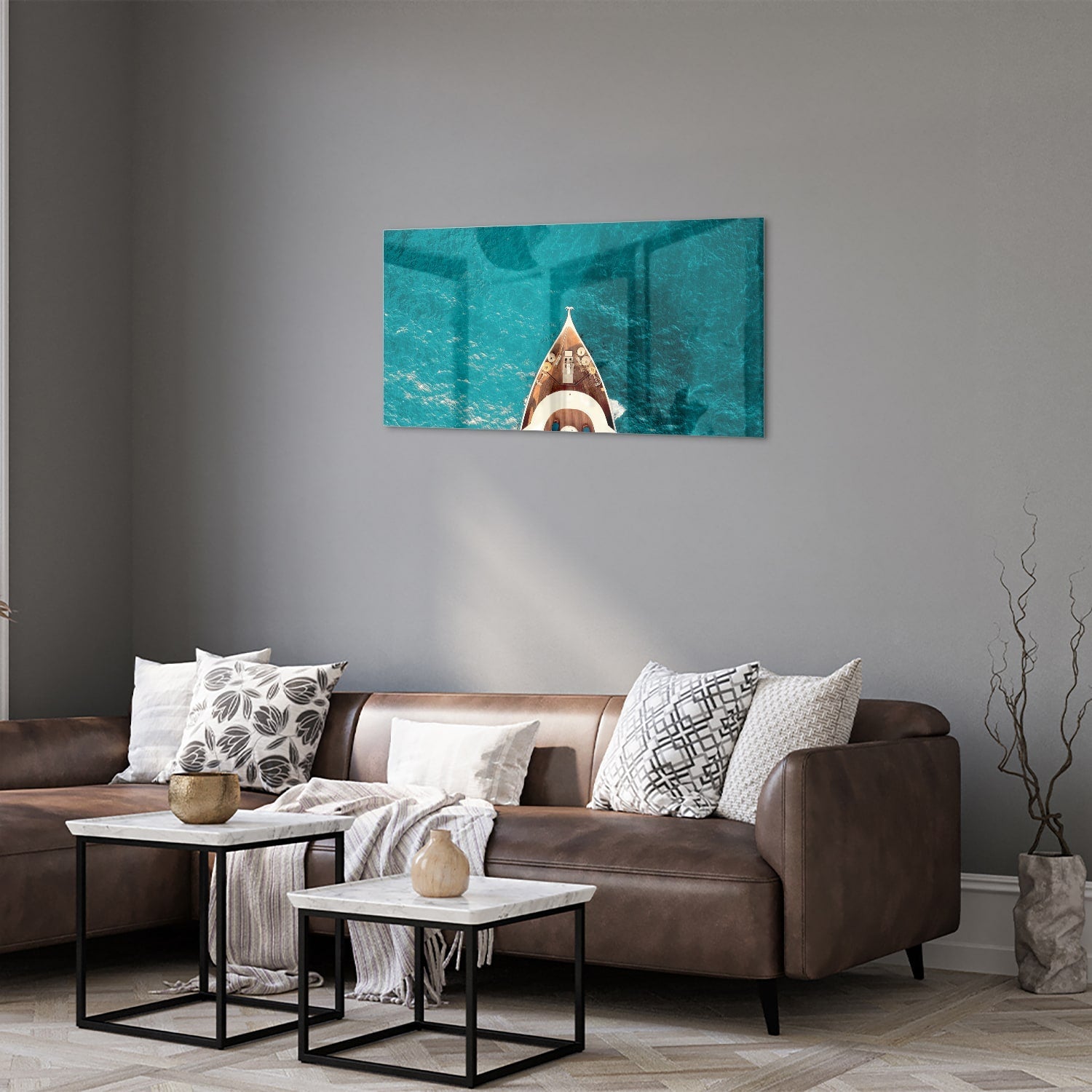 Glazen schilderij van een boot die boven helder turquoise water ligt.