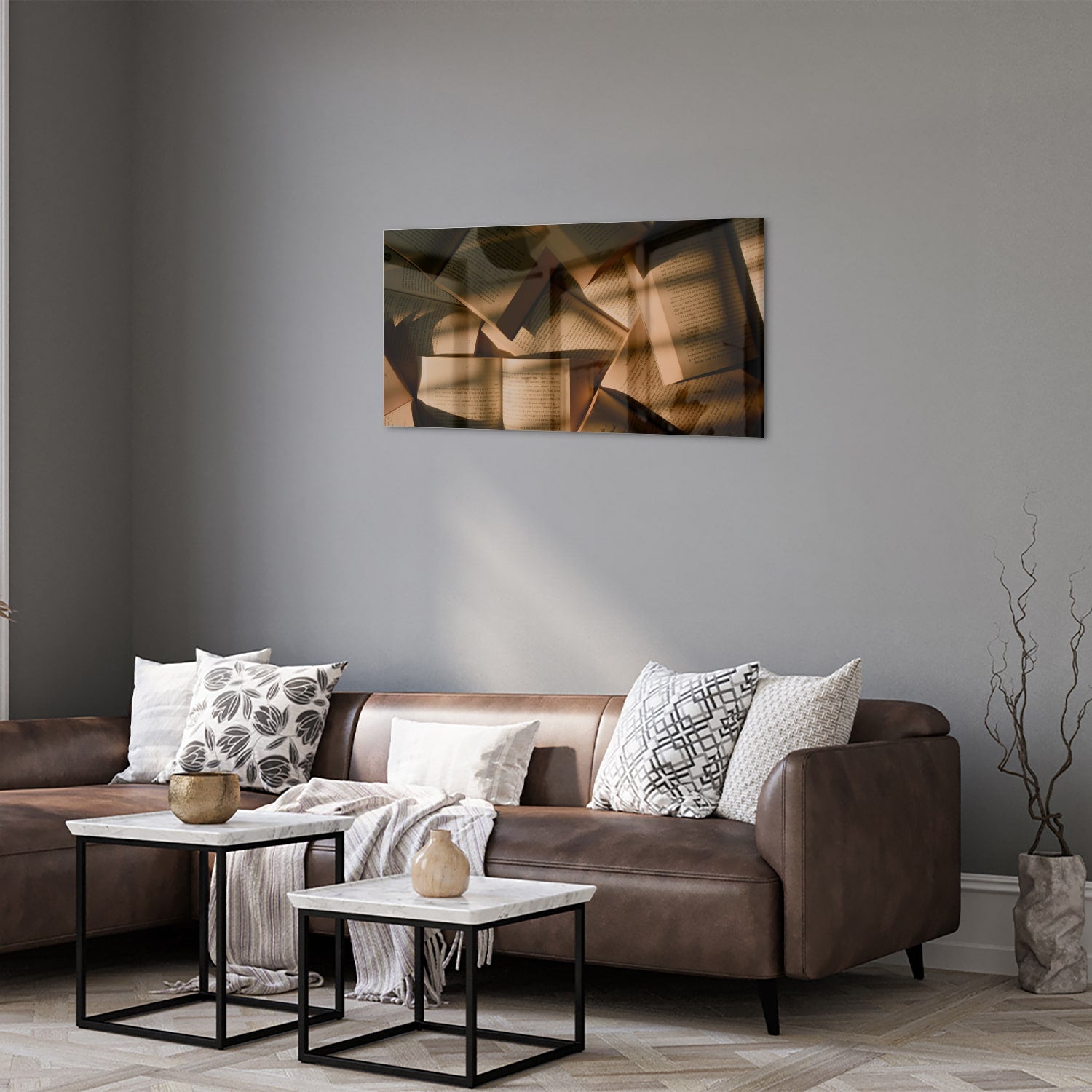 Glazen schilderij met abstracte vormen in moderne woonkamer