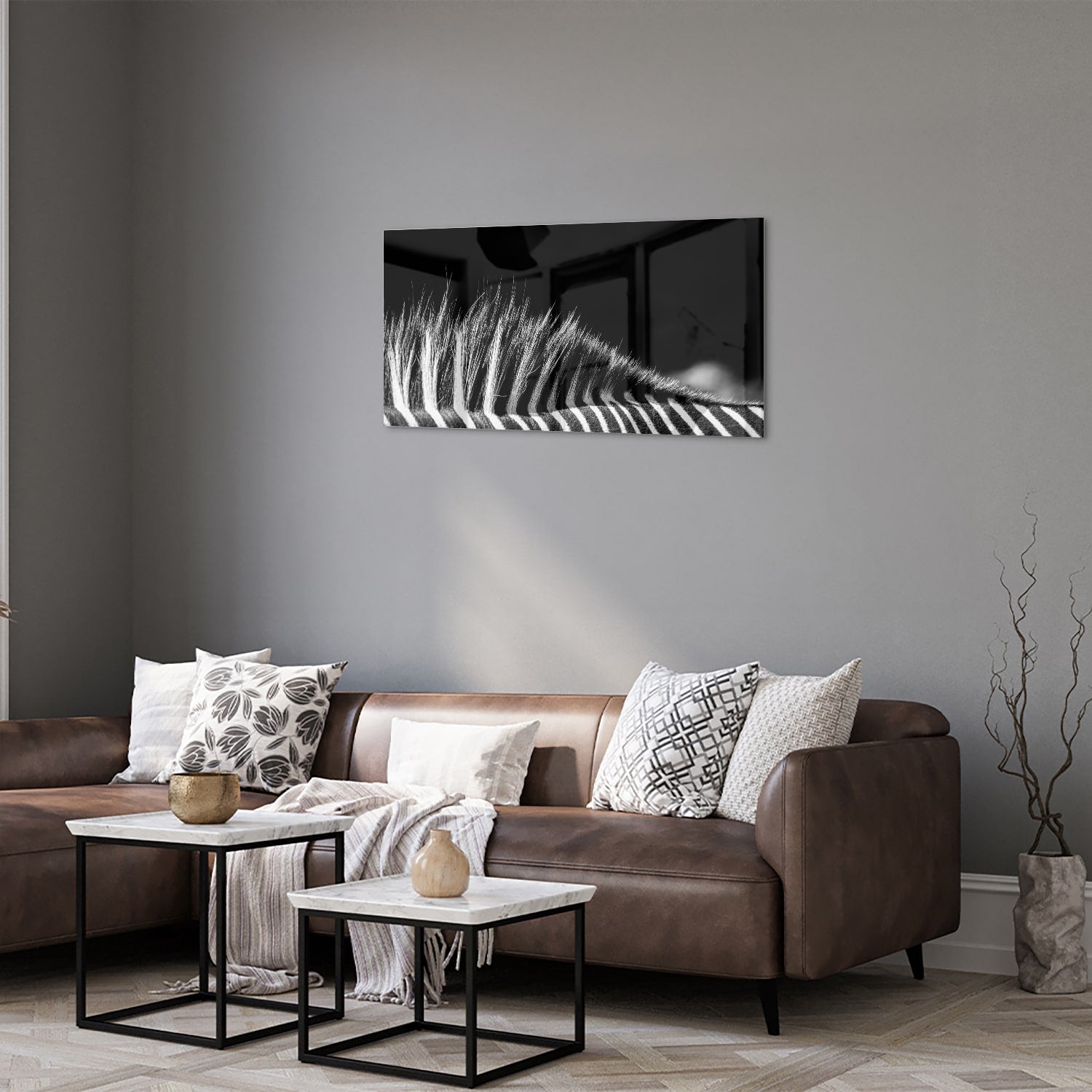 Een modern zwart-wit glazen schilderij met naadloze lijnen aan de muur.