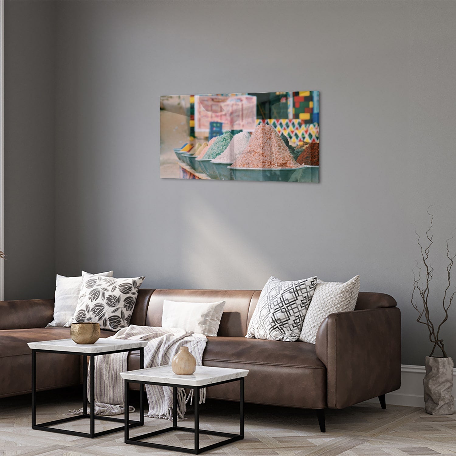 Kleurrijk glazen schilderij met verschillende specerijen in schalen