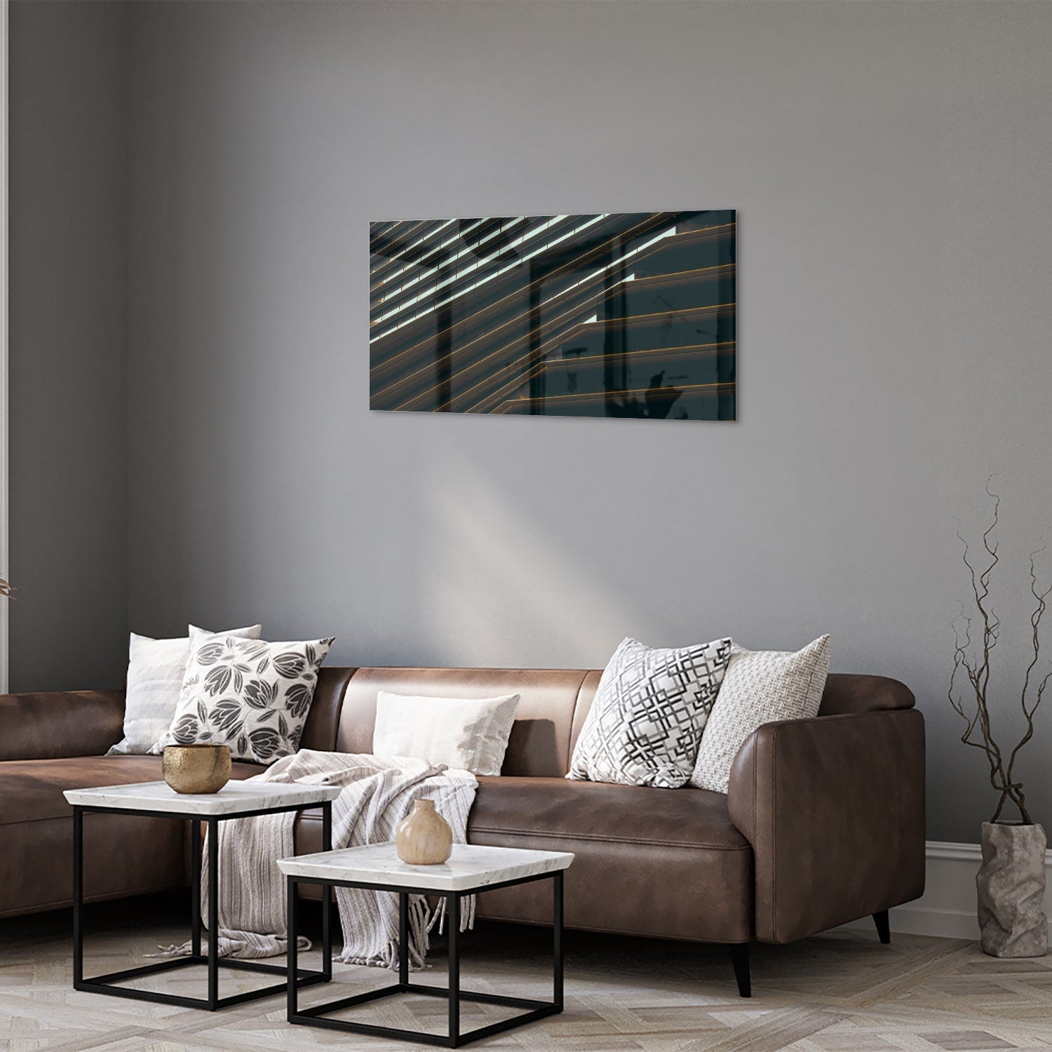 Stijlvol glazen schilderij met zwarte lijnen aan de muur in een moderne woonkamer.