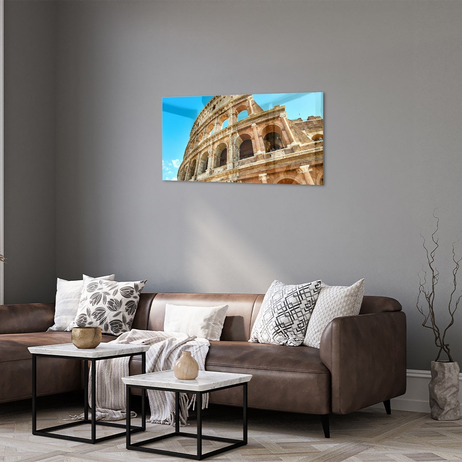 Een glazen schilderij van het Colosseum in Rome met een blauwe lucht achtergrond.