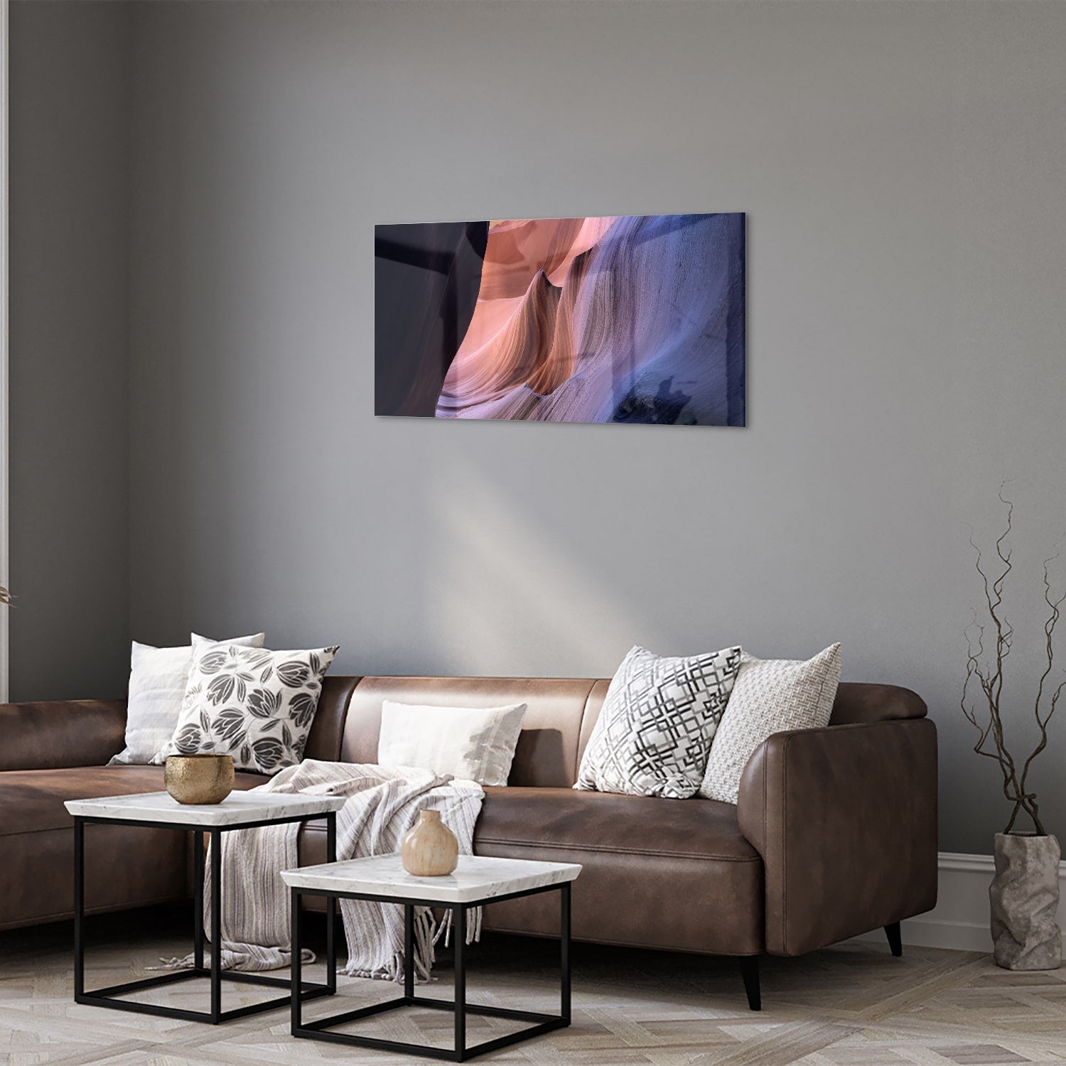 Abstract glazen schilderij met warme kleuren aan de muur