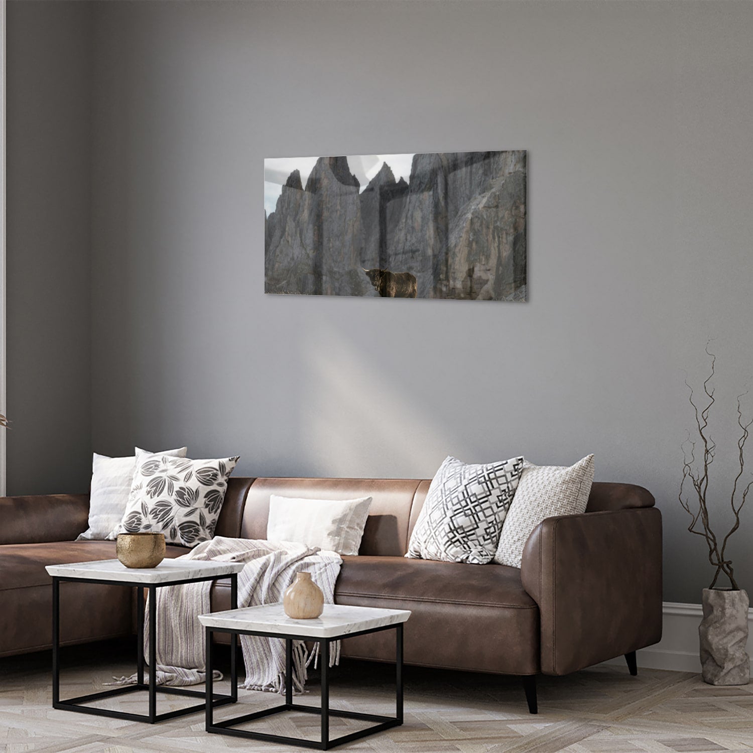 Glas schilderij van bergen met een koe in een groene wei.