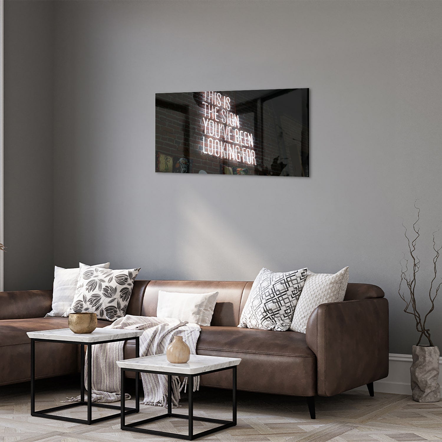 Glazen schilderij met inspirerende tekst in een modern interieur.