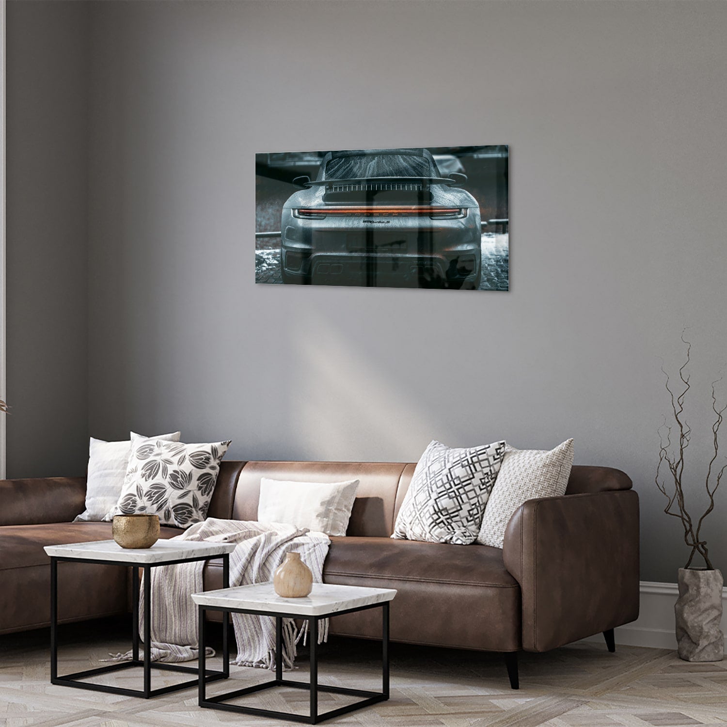 Glazen schilderij van een sportwagen aan de muur in een lichte woonkamer.