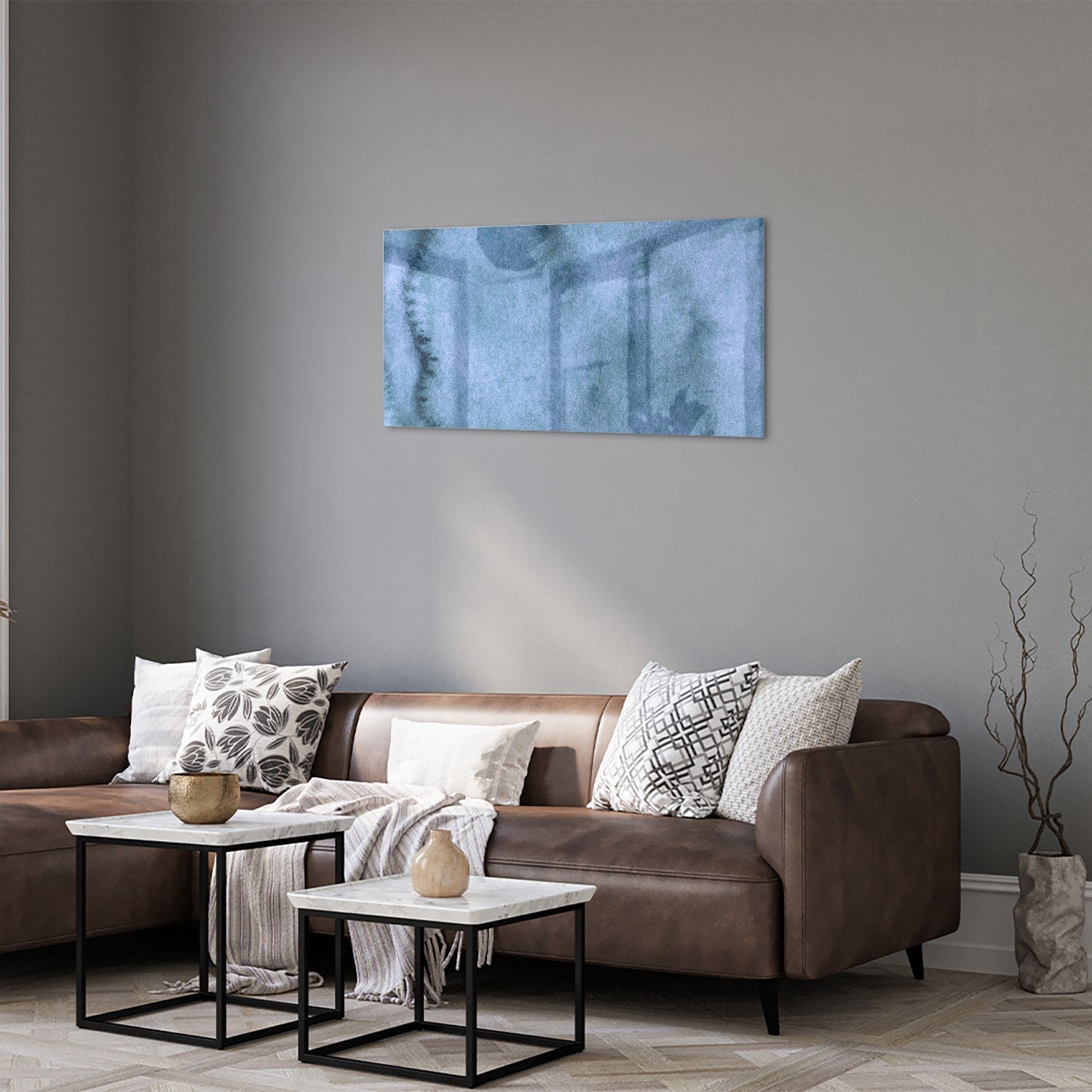 Blauw glazen schilderij aan de muur boven een houten kast in een elegant interieur.