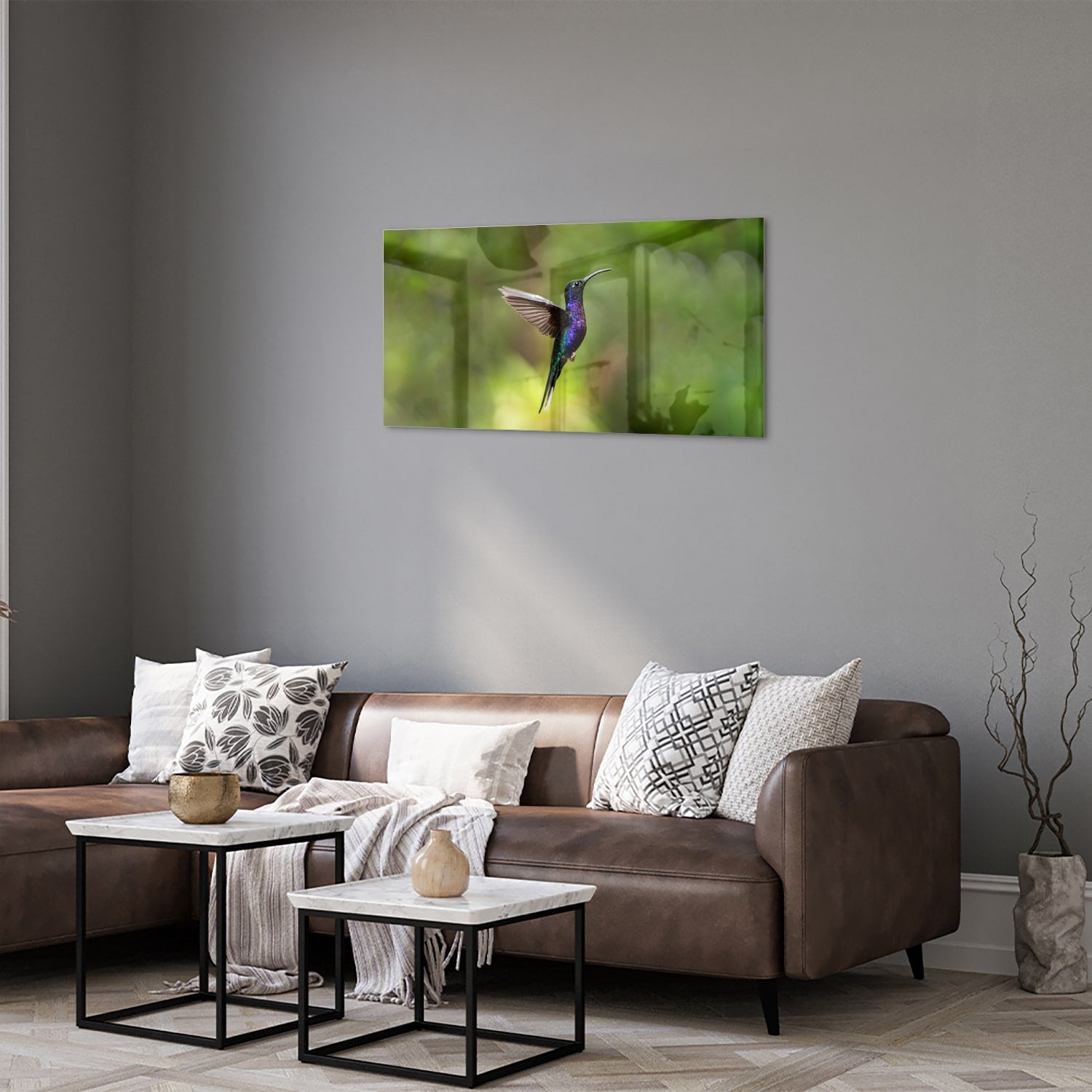 Een glazen schilderij van een kolibrie die vloog voor een groene achtergrond in een lichte kamer.