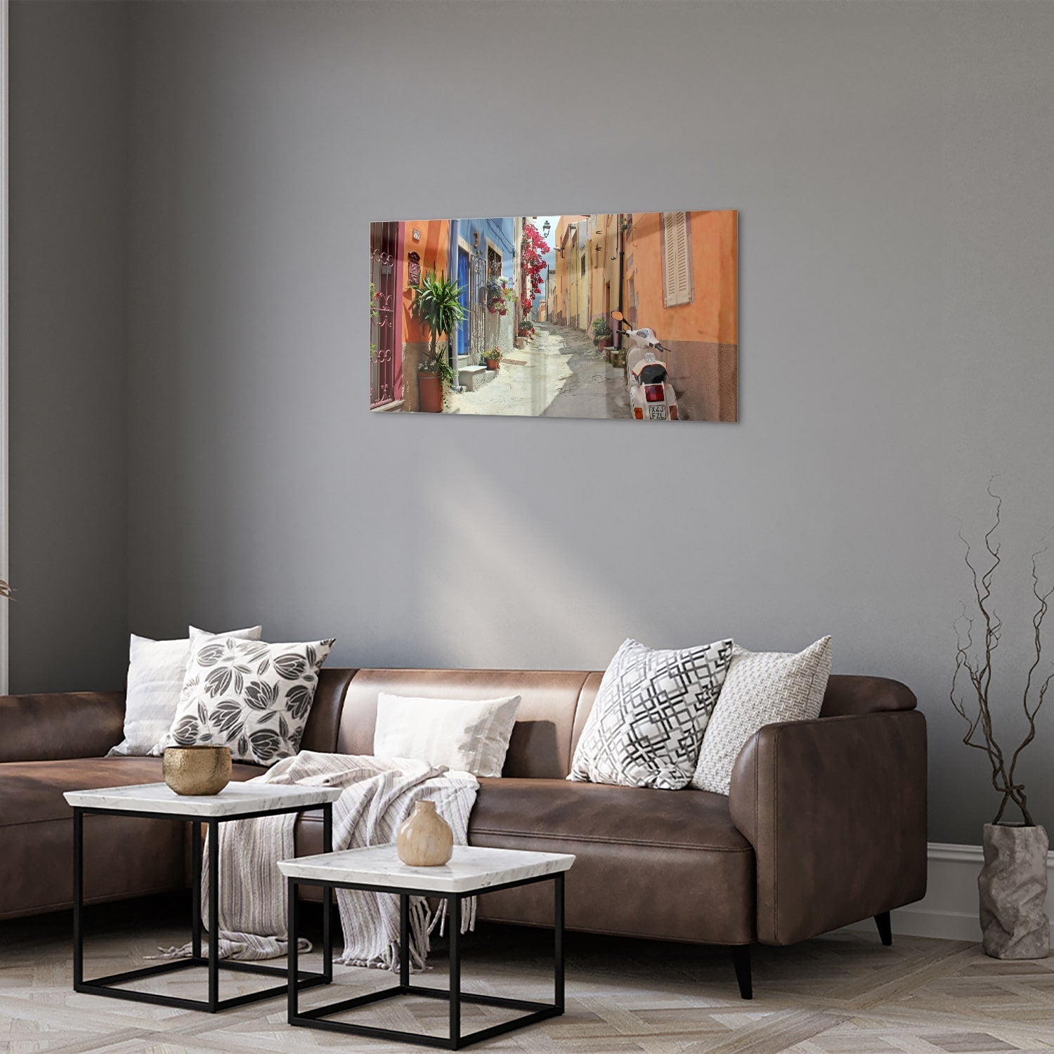 Glazen schilderij van een kleurrijke straat met een Vespa en bloeiende planten.