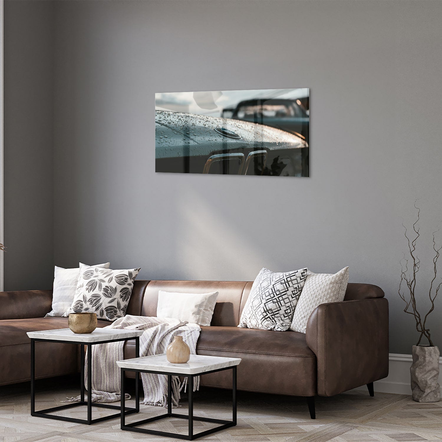 Glazen schilderij van een natte autoruit in een modern interieur