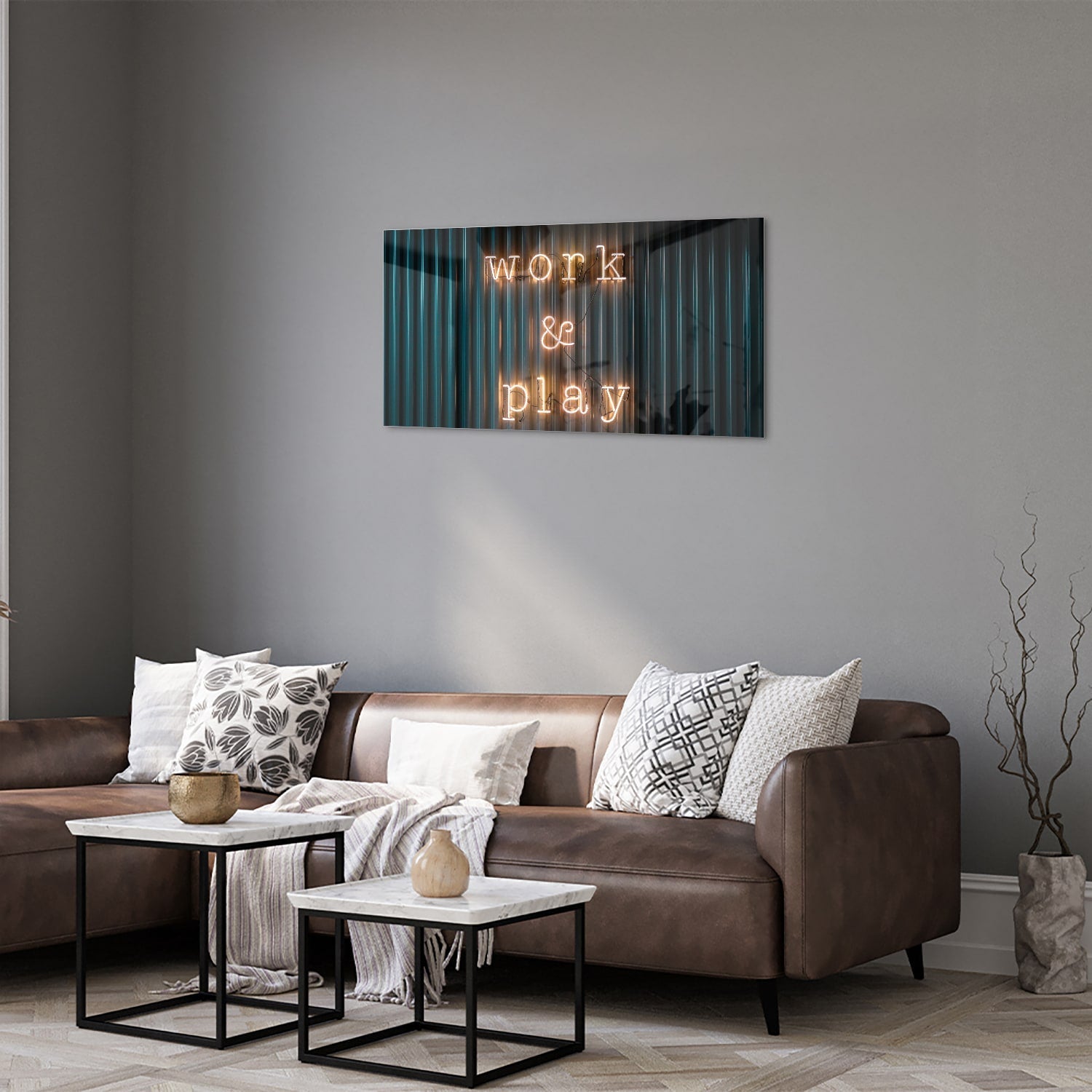 Glazen schilderij met de woorden 'Work & Play' in sfeervolle verlichting.