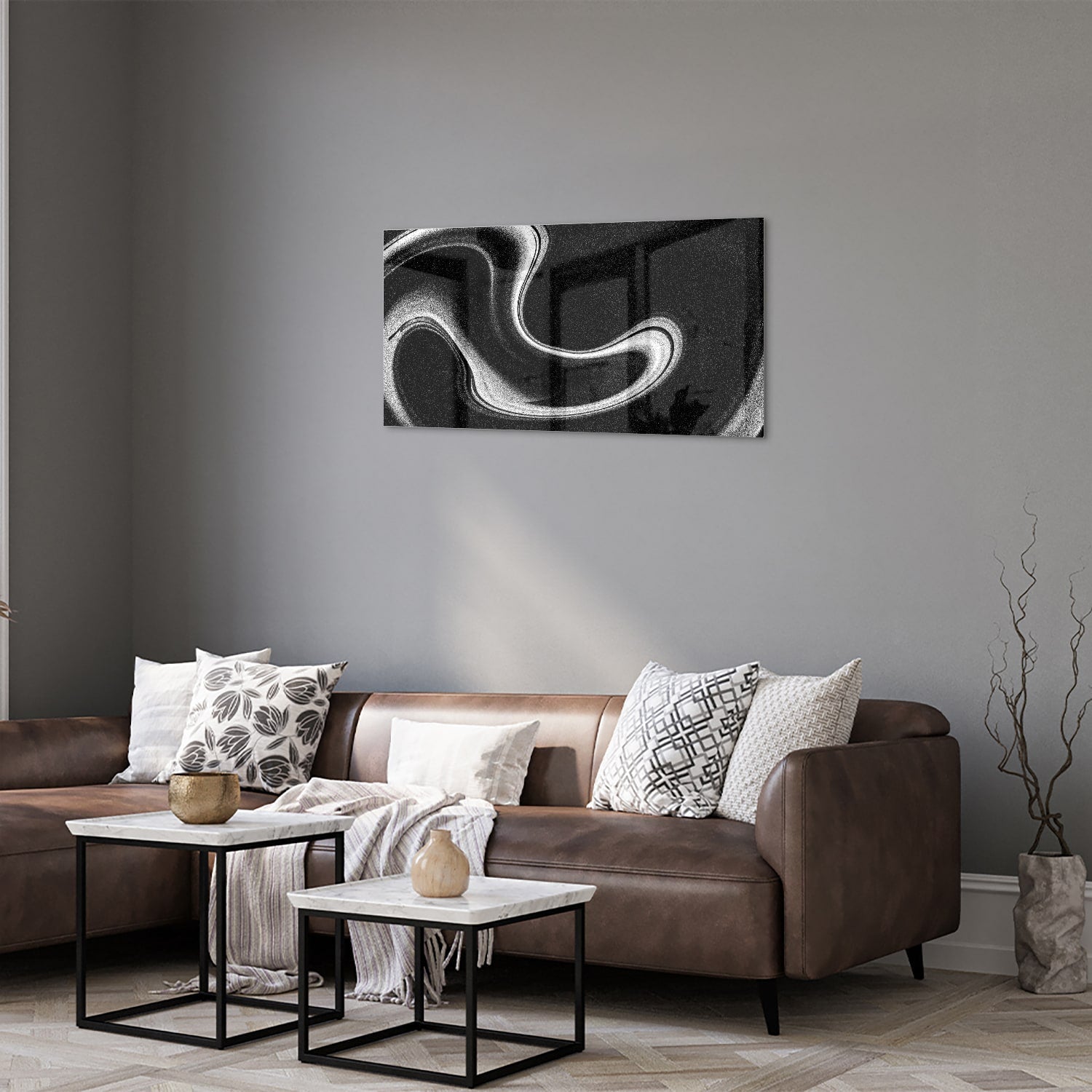 Zwart-wit glazen schilderij met abstracte golven, geschikt voor moderne interieurs.