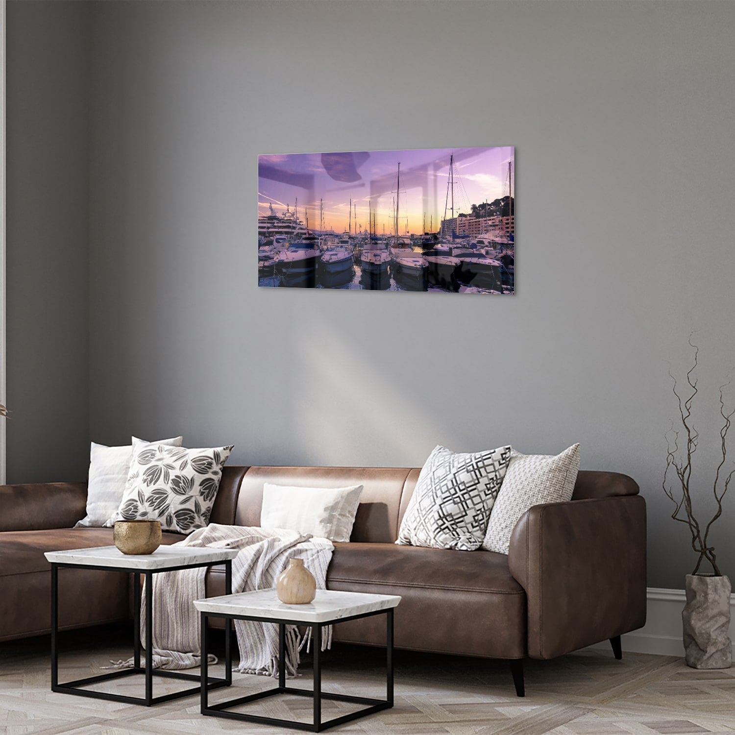 Glazen schilderij van een zonsondergang bij de haven met boten