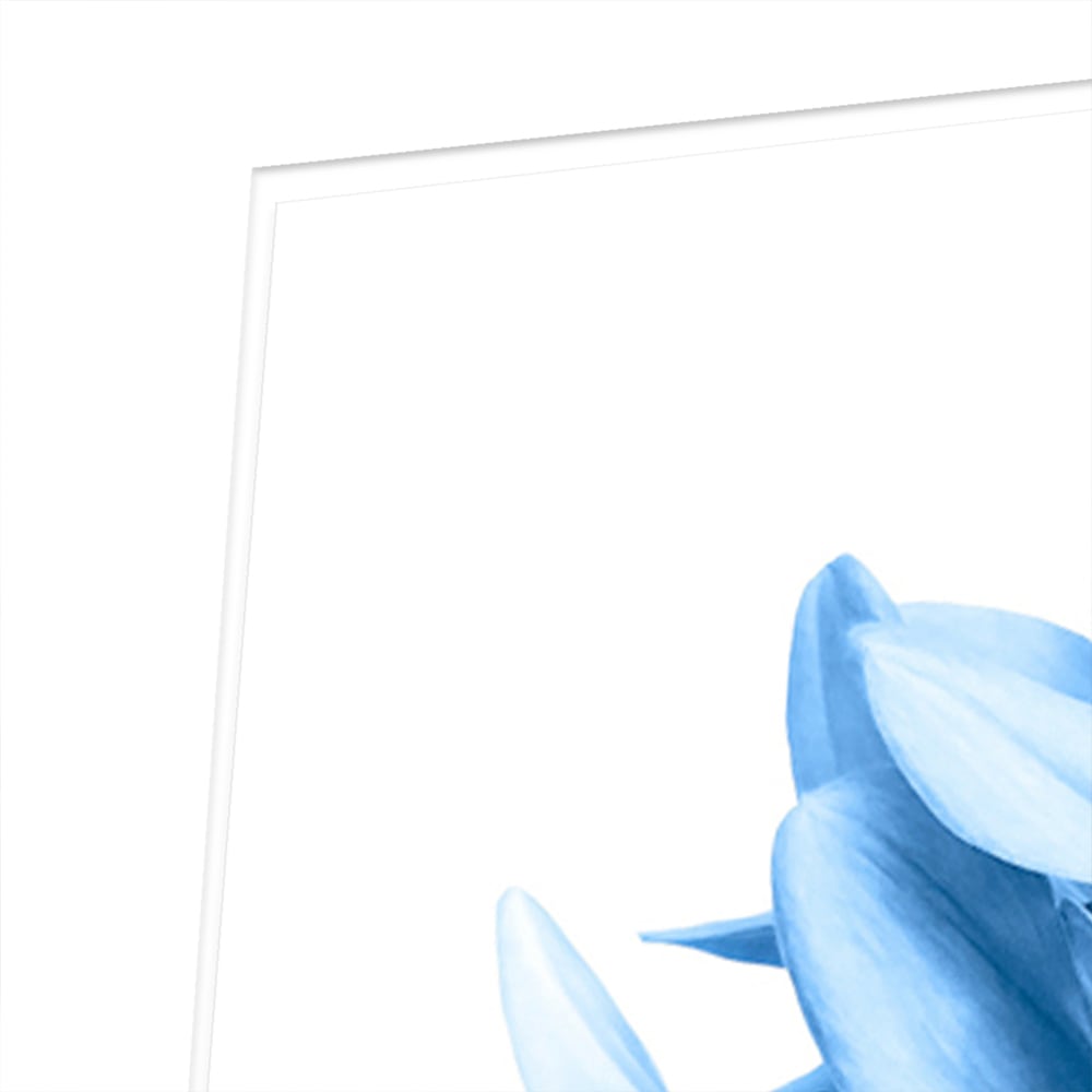 Glazen schilderij van een blauwe bloem in een moderne woonkamer