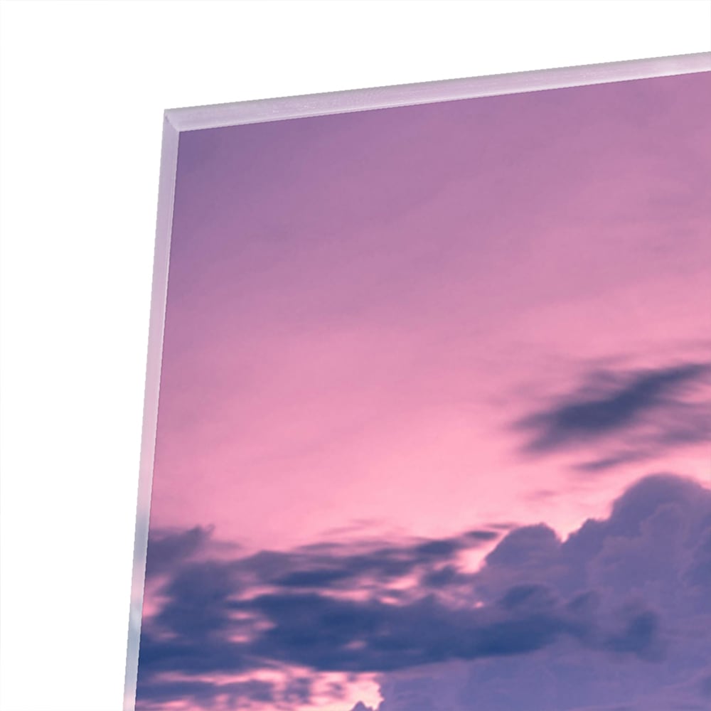Glazen schilderij van een stad met avondlicht, perfect voor in huis.