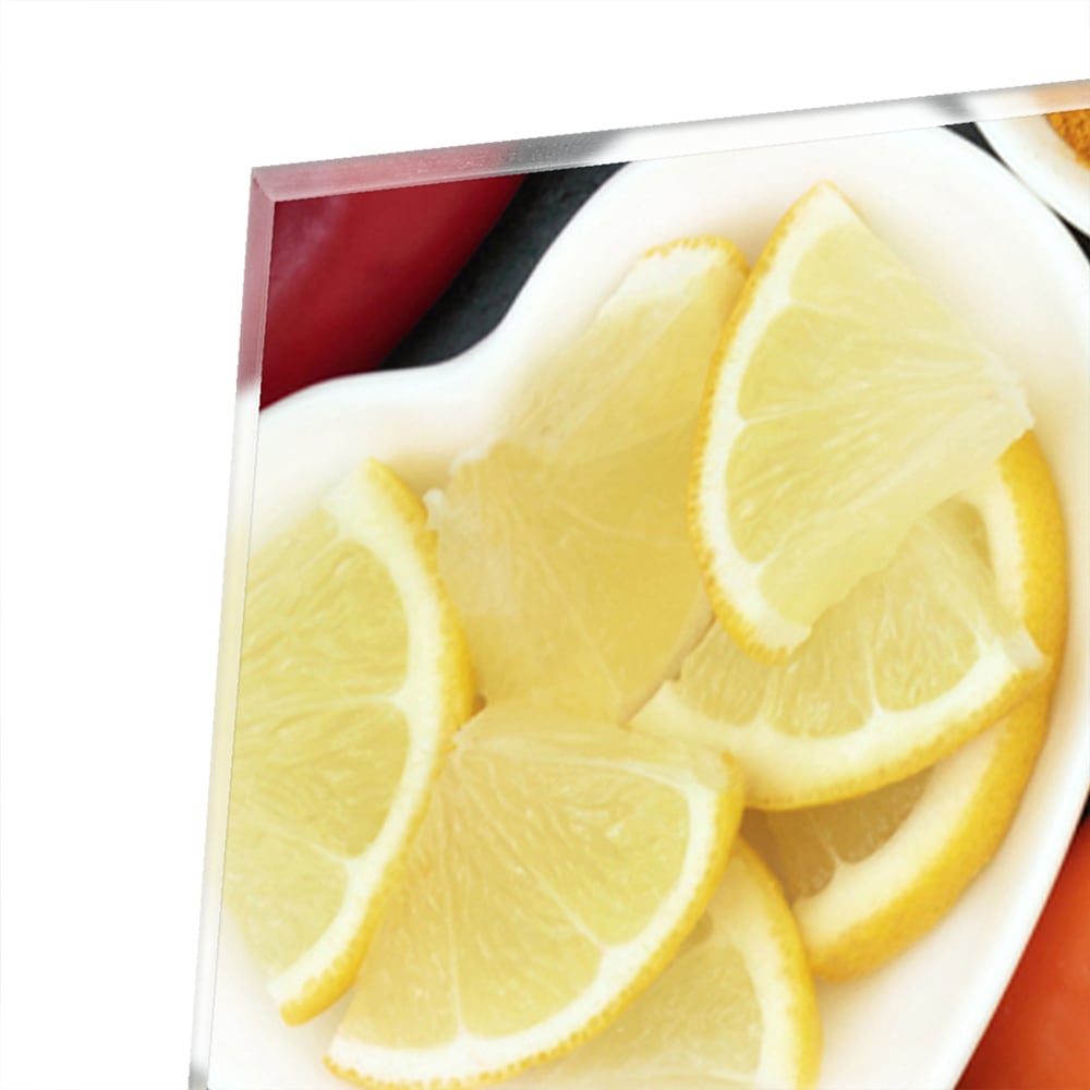 Glazen schilderij met een kleurrijke schikking van fruit en noten.