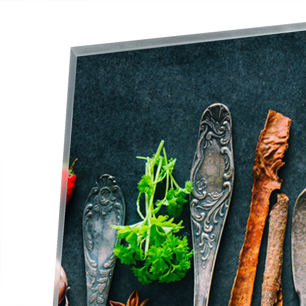 Glazen schilderij met een assortiment kleurrijke specerijen en kruiden, perfect voor keukeninrichting.