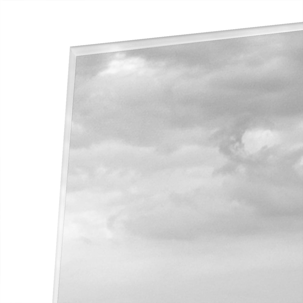 Glazen schilderij van een stads skyline in zwart-wit met wolken.