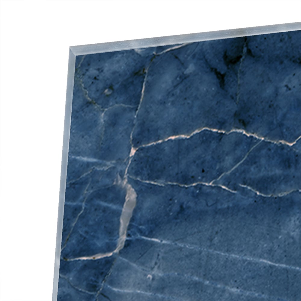 Diepblauw glazen schilderij met marmerstructuur aan de muur