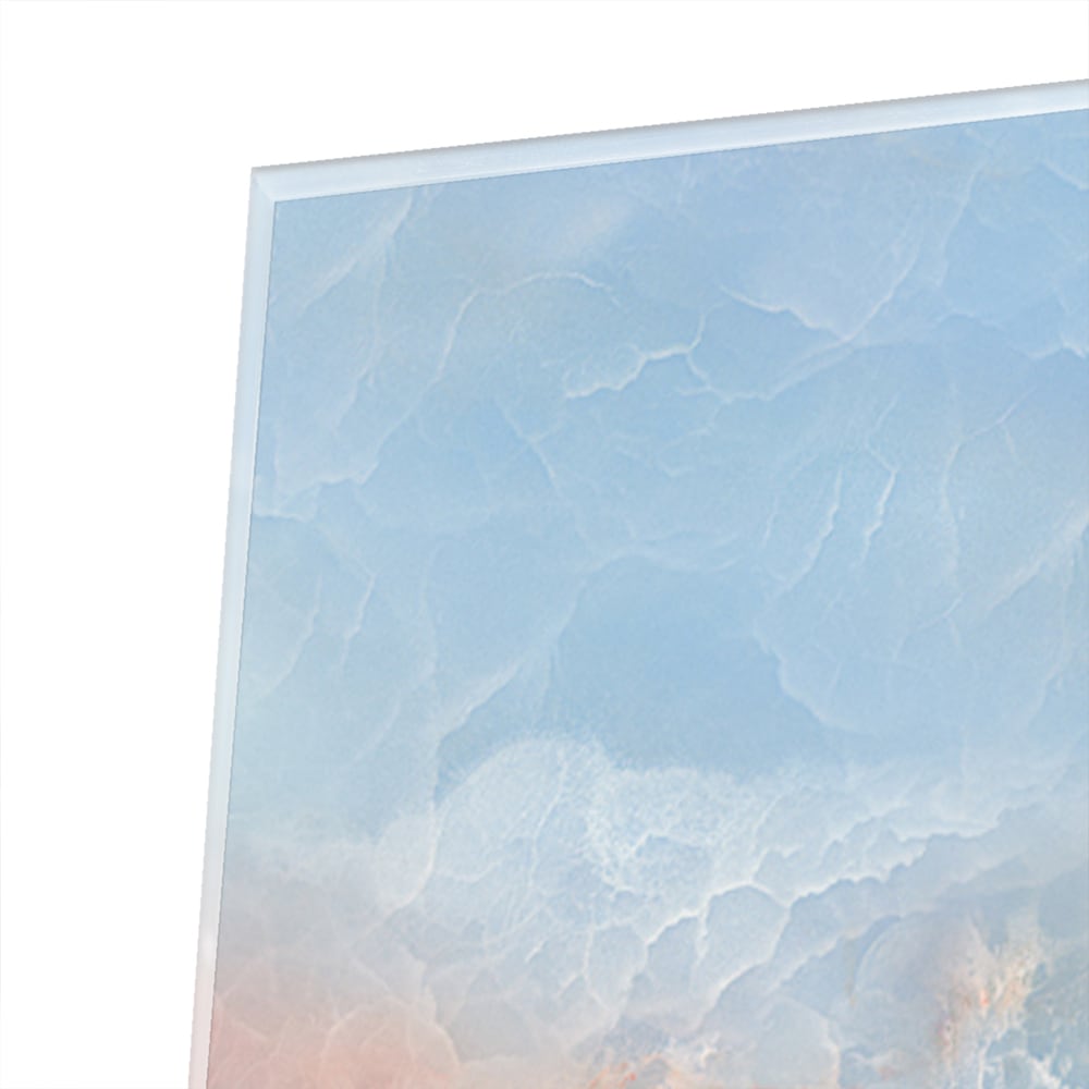 Abstract glazen schilderij in blauw en aardetinten aan de muur.