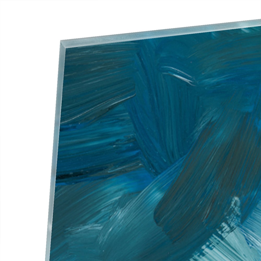 Abstract glazen schilderij met verschillende tinten blauw aan de muur.