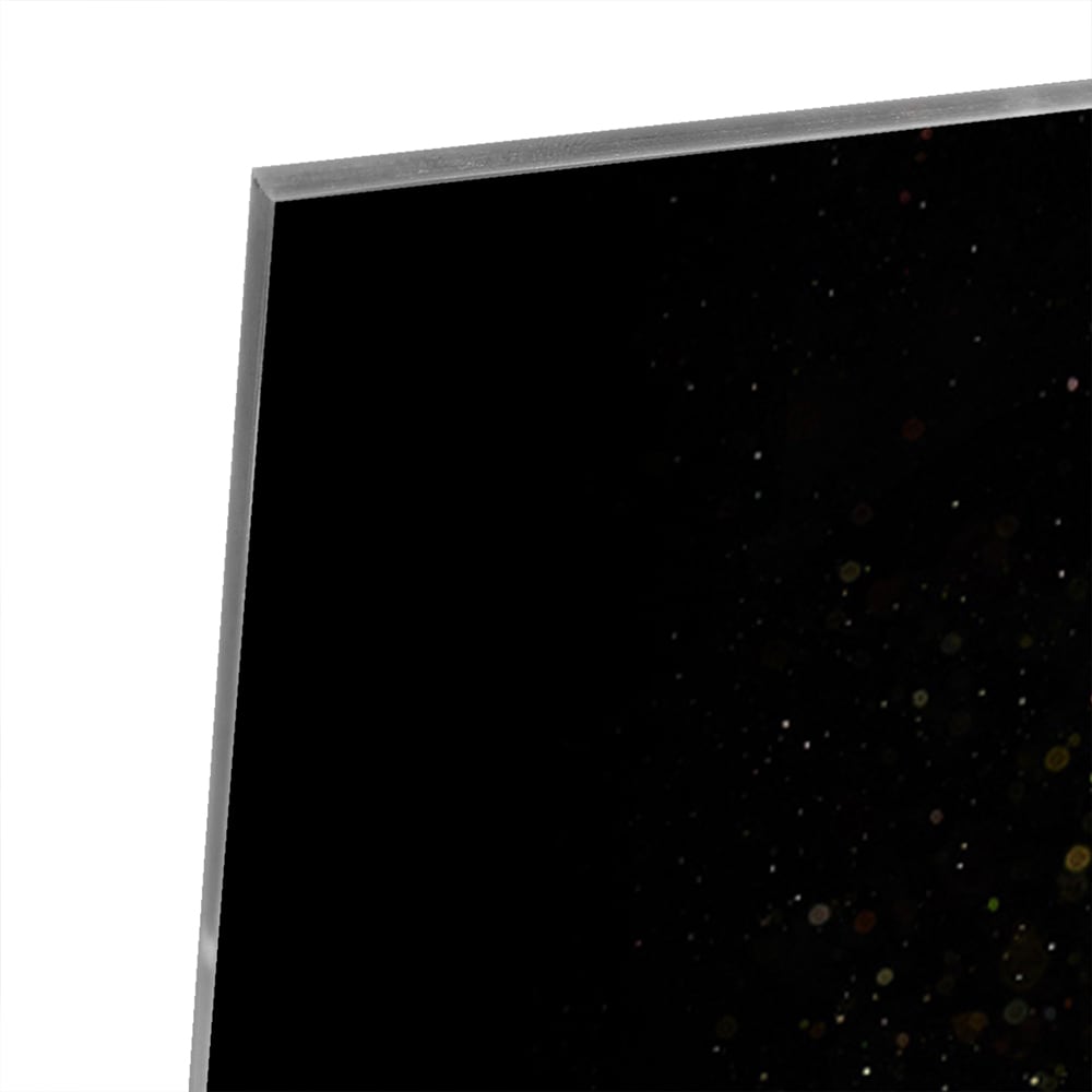 Glazen schilderij met zwarte achtergrond en gouden accenten aan de muur