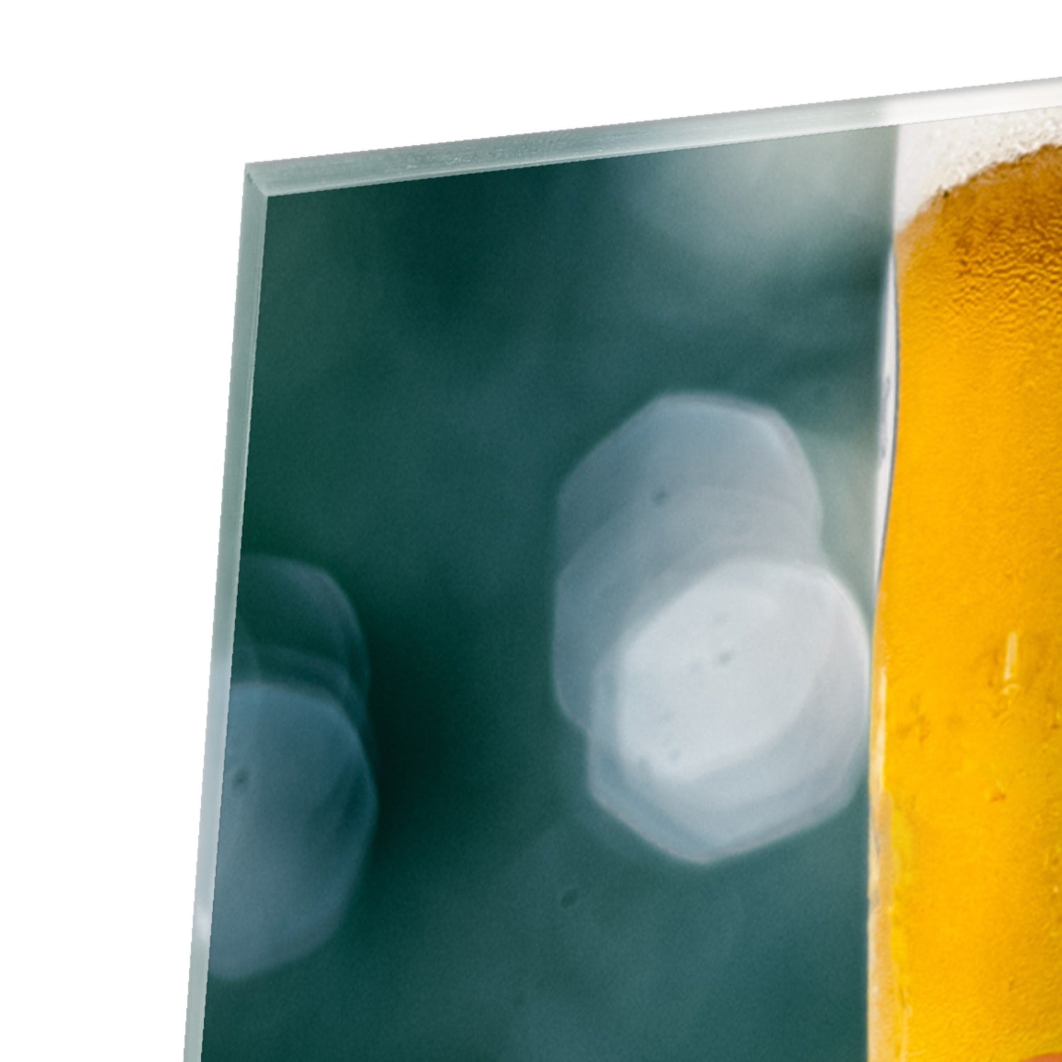 Glazen schilderij van twee glazen bier die aan elkaar getild worden in een feestelijke setting.