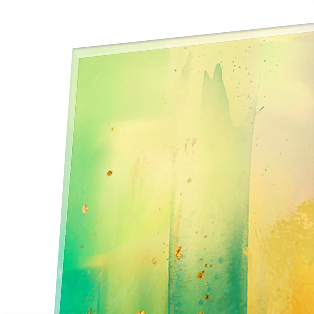 Abstract kleurrijk glazen schilderij aan de muur in een moderne woonkamer.